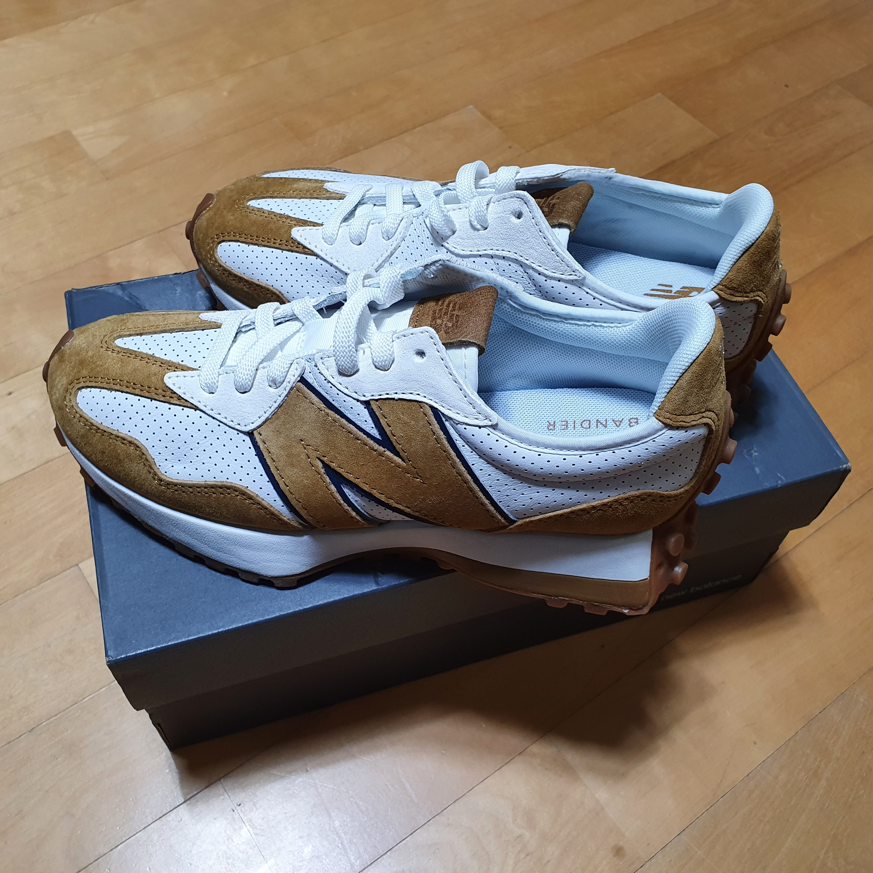 (W) New Balance x Bandier 327 Workwear Indigo 착용 스타일 - 2