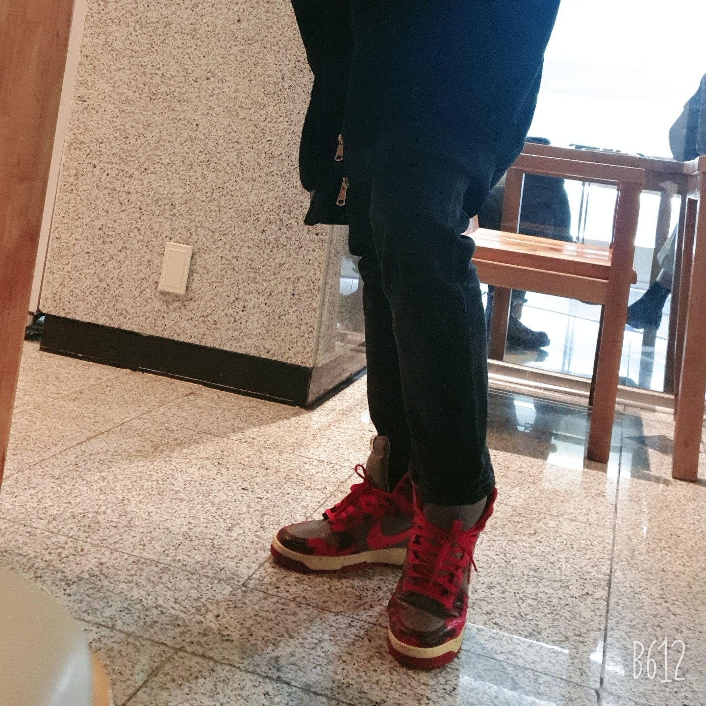 Nike Dunk High 1985 SP Red Acid Wash 착용 스타일 - 1