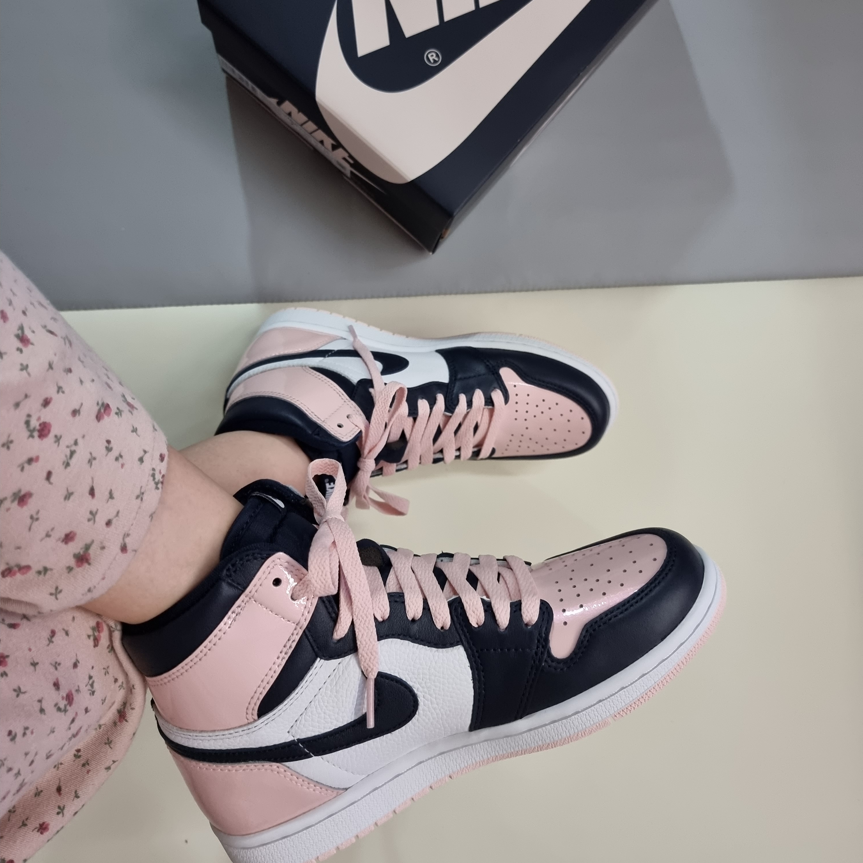 (W) Jordan 1 Retro High OG Atmosphere 착용 스타일 - 1