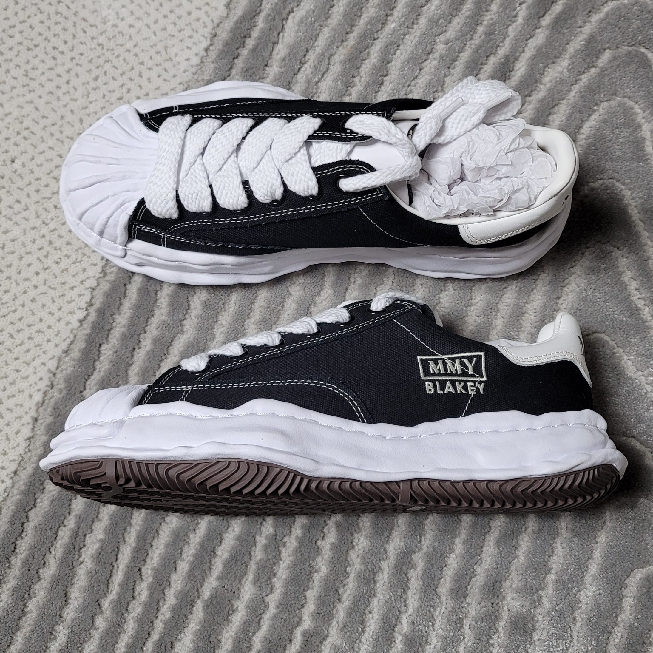 Maison Mihara Yasuhiro Blakey OG Sole Canvas Low-top Sneakers Black White 착용 스타일 - 1
