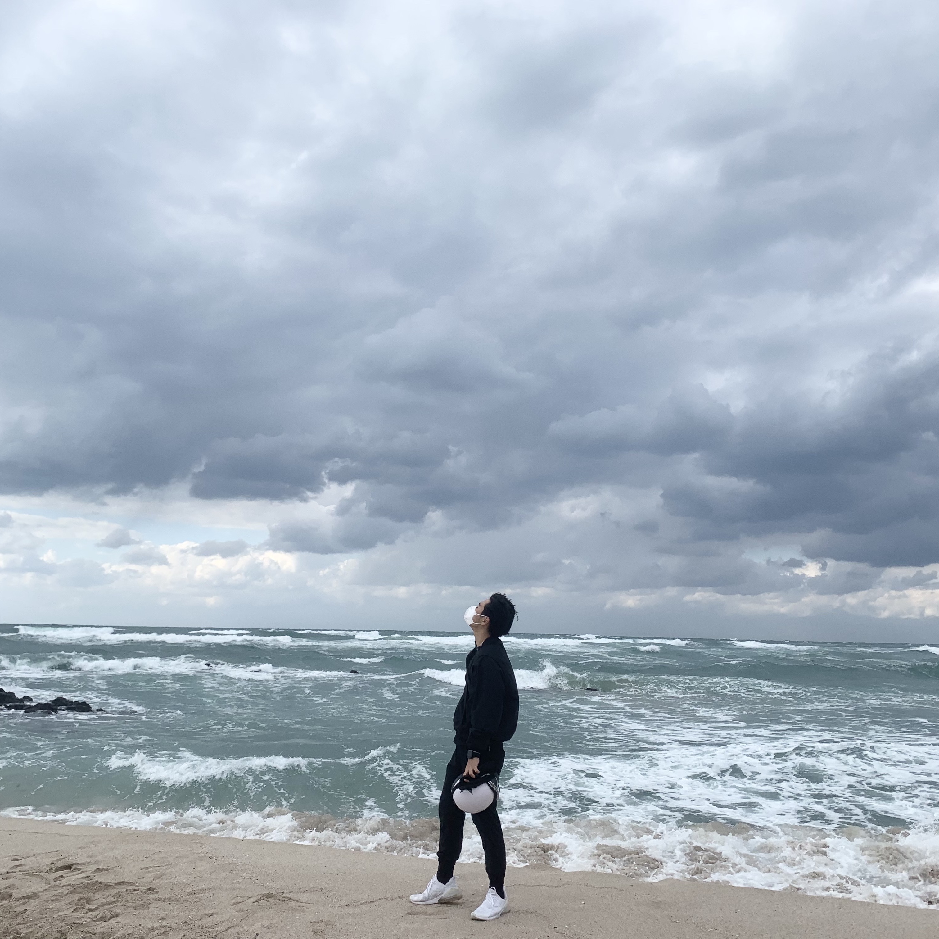 Off-White x Amore Pacific Protection Box (Without Cosmetics), Converse Run Star Hike Low Black 착용 스타일 - 4