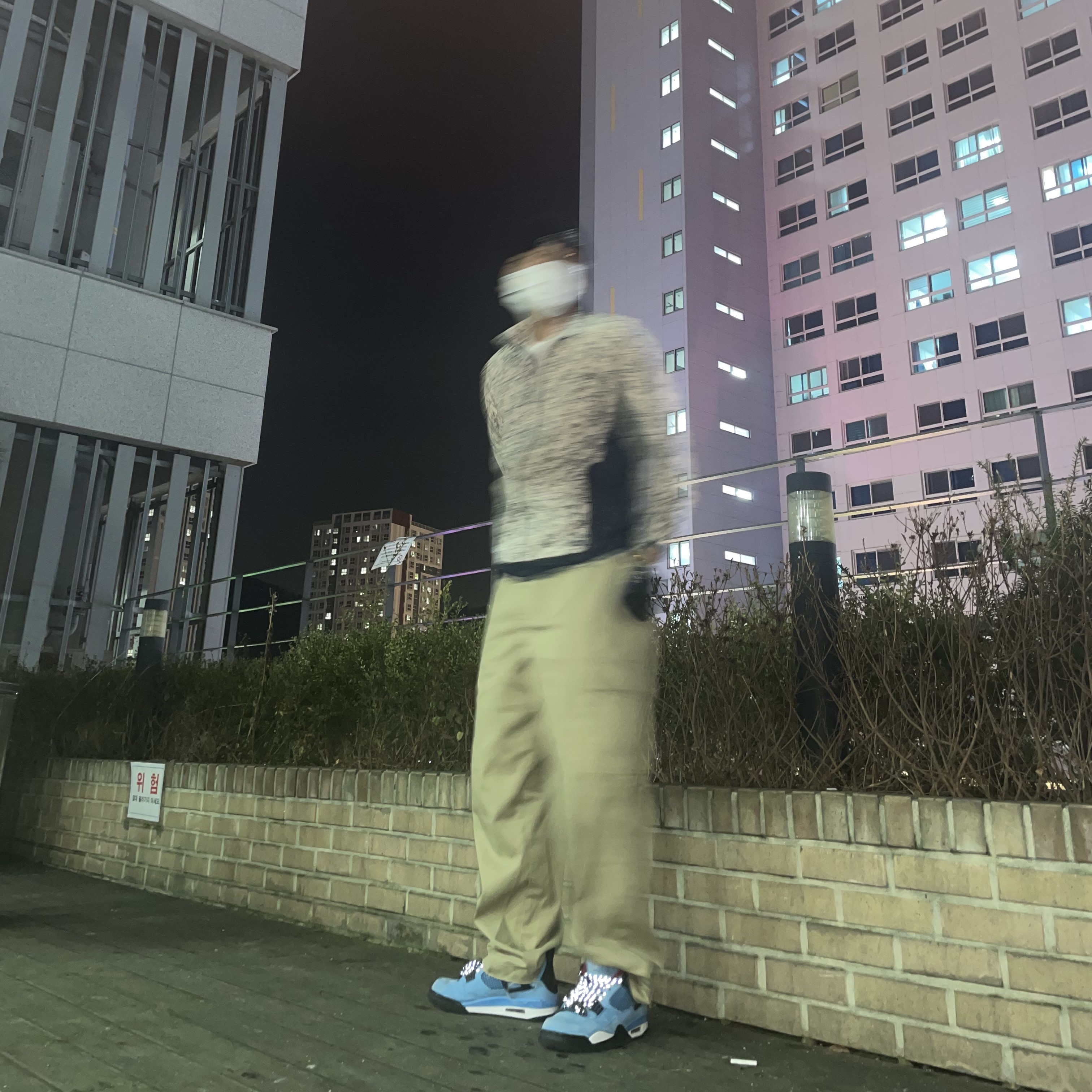 Jordan 4 x Travis Scott Retro Cactus Jack 착용 스타일 - 2