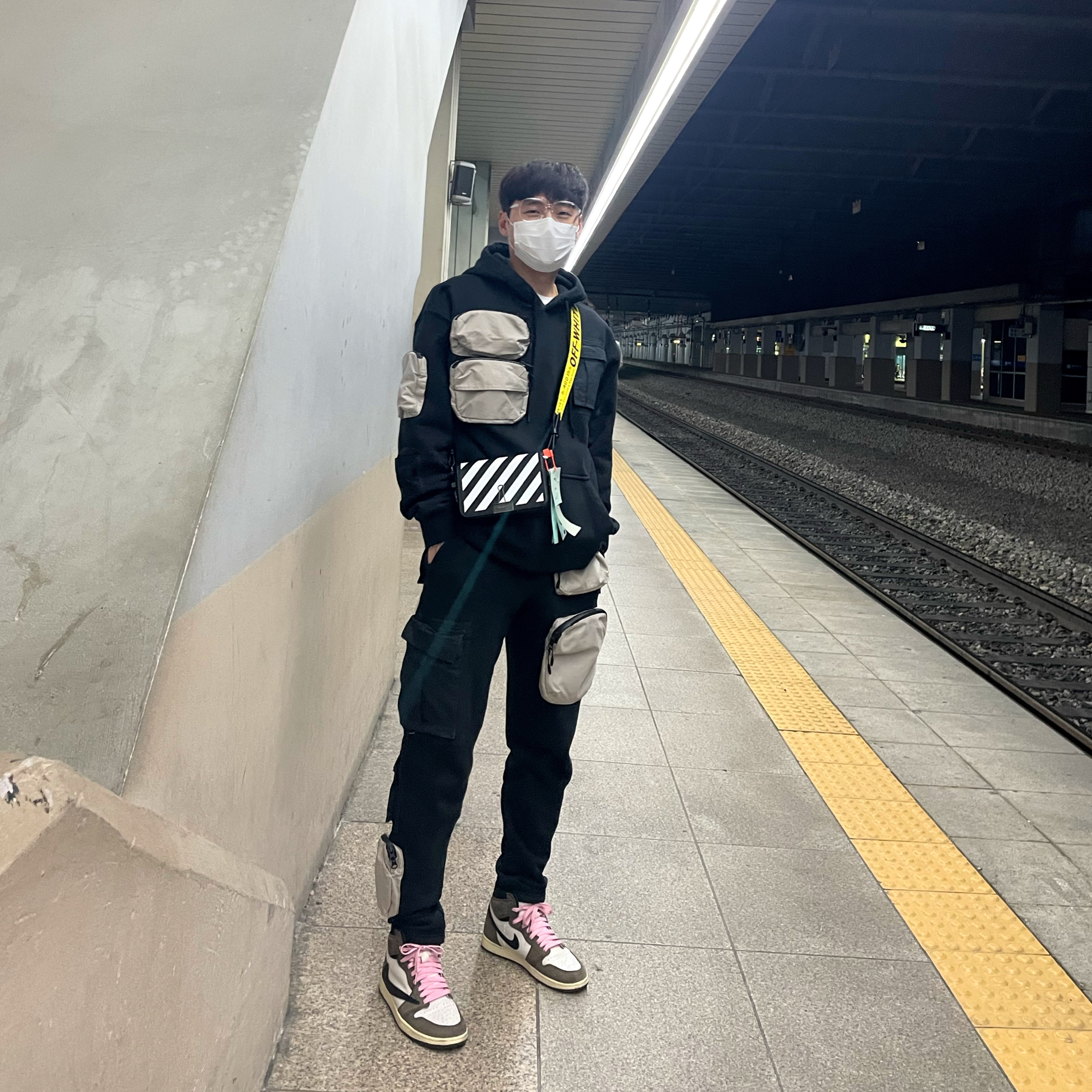 Jordan 1 x Travis Scott Retro High OG SP Mocha, Nike x Travis Scott NRG AG Utility Sweatpants Black 착용 스타일