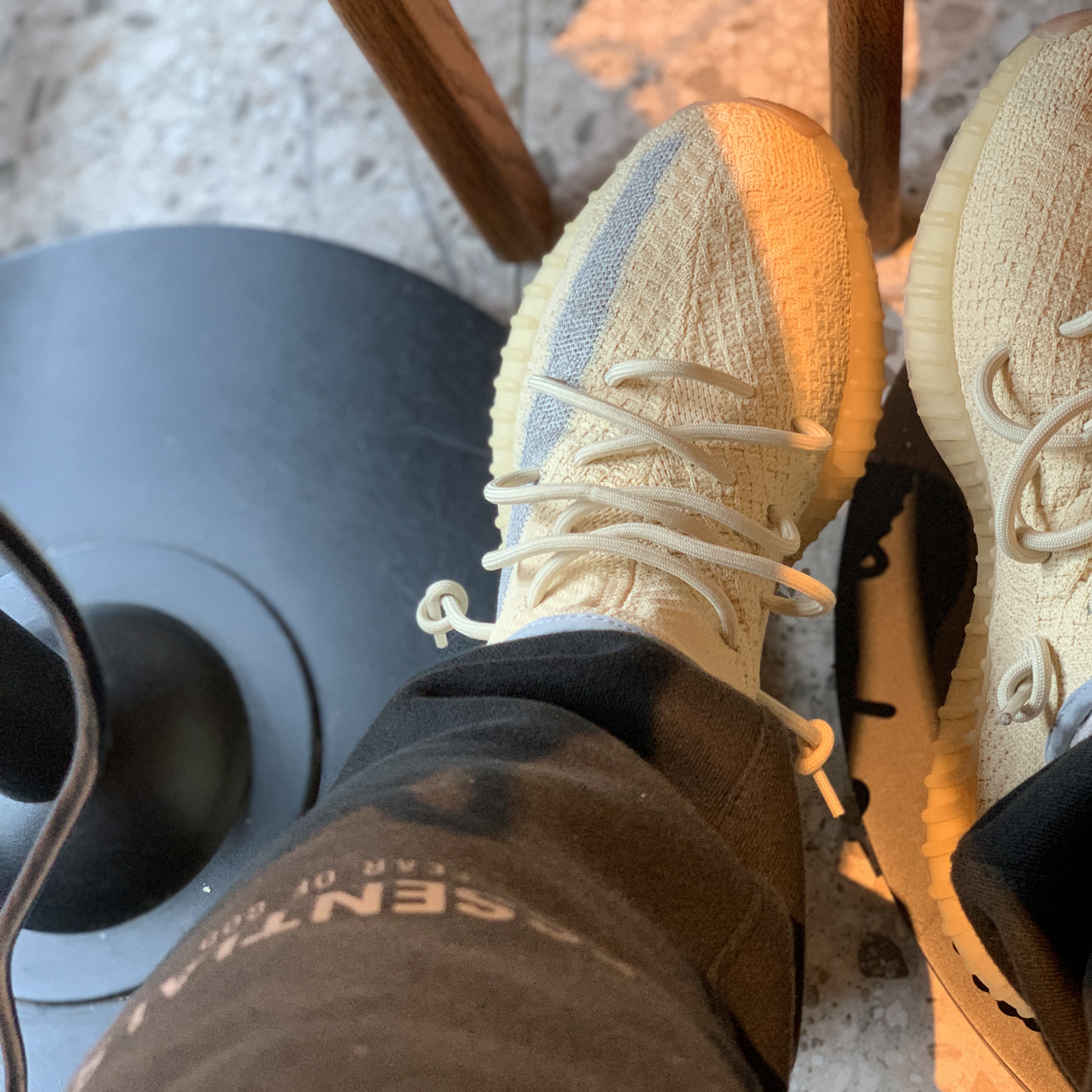 Adidas Yeezy Boost 350 V2 Linen, Essentials Sweatpants Dark Slate/Black 2020 착용 스타일