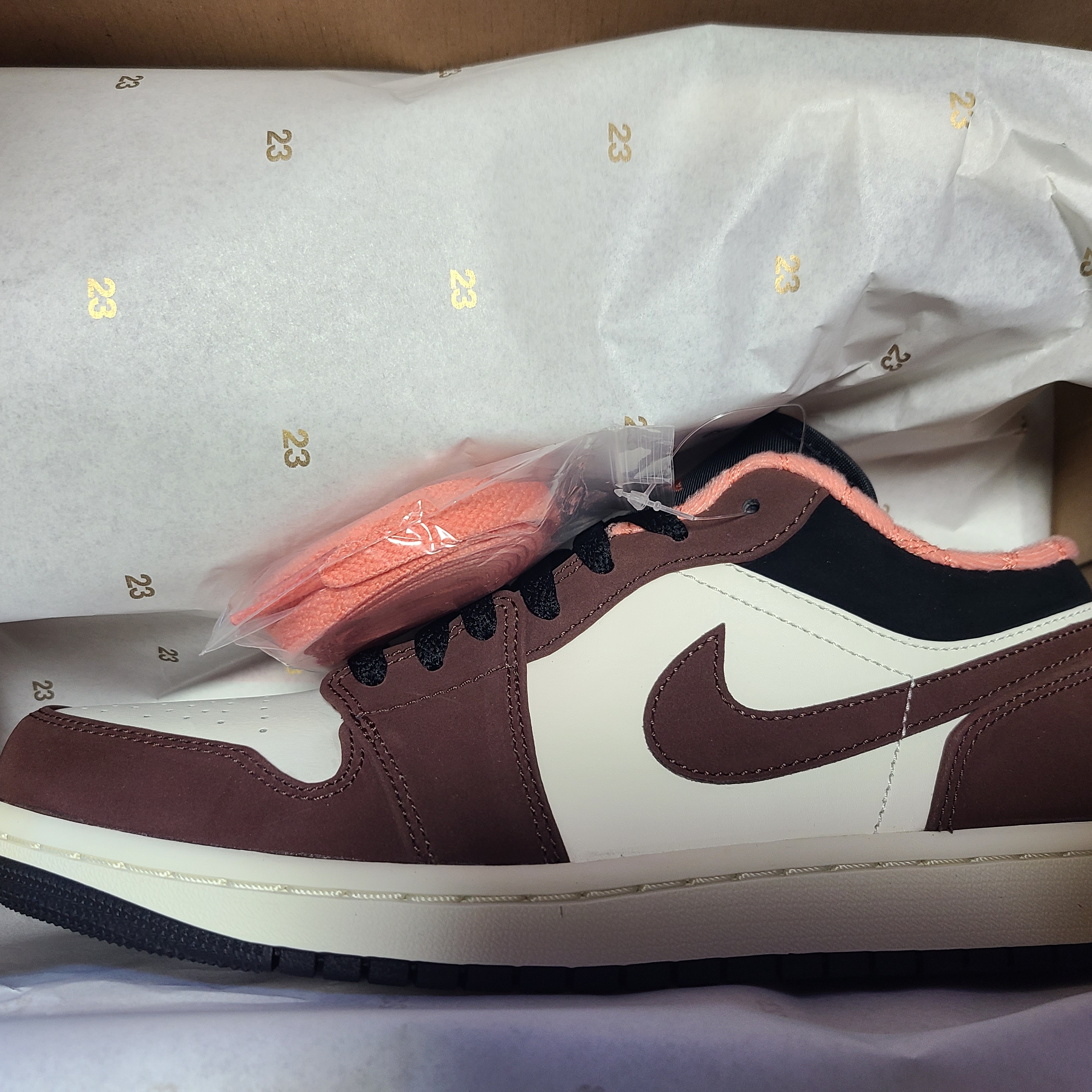 Jordan 1 Low SE Chocolate Bliss 착용 스타일
