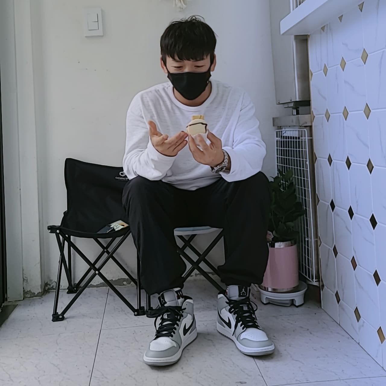 Jordan 1 Mid Light Smoke Grey 착용 스타일 - 2