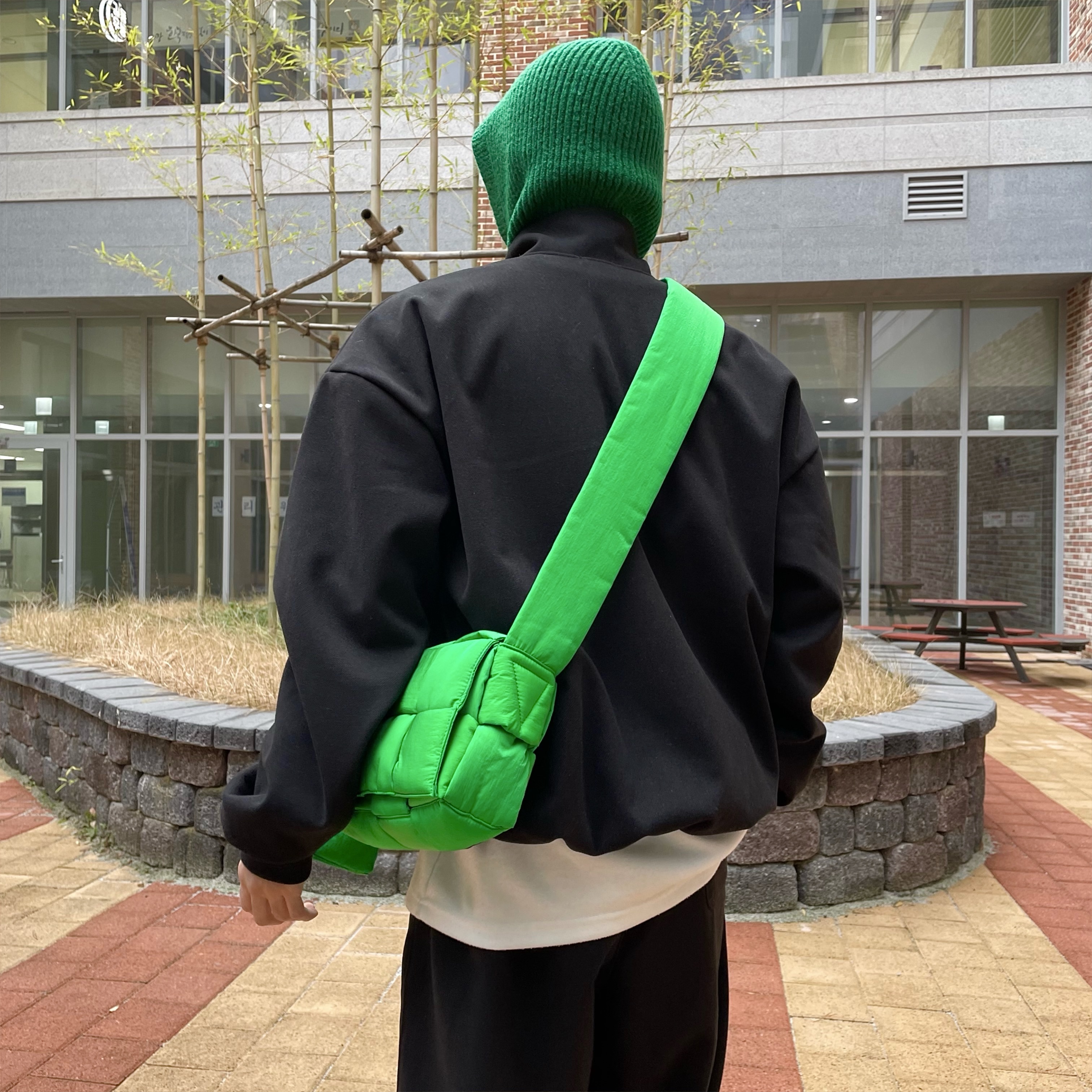 (W) Jordan 1 Retro High OG Lucky Green, Bottega Veneta Padded Tech Cassette Parakeet 착용 스타일 - 4