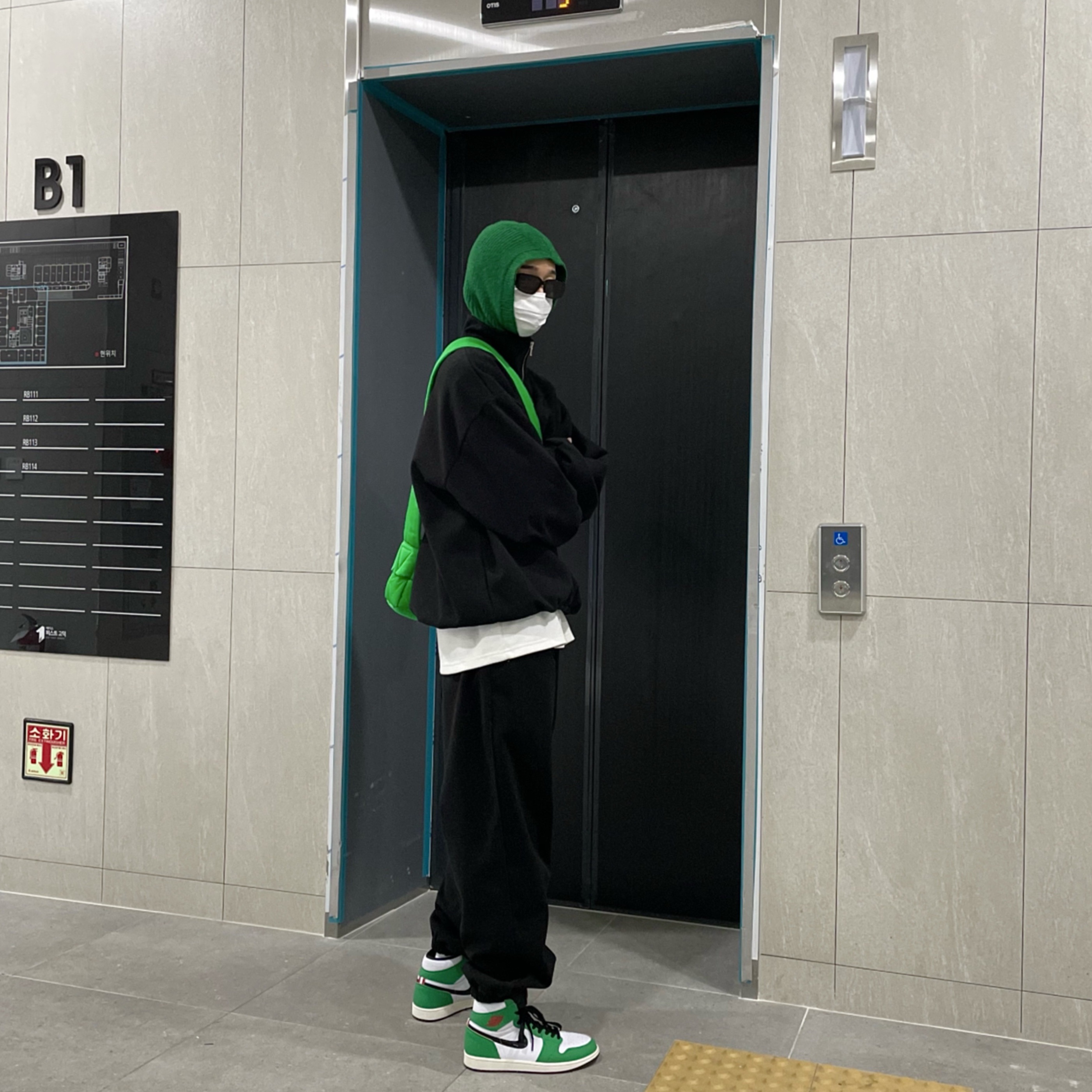 (W) Jordan 1 Retro High OG Lucky Green, Bottega Veneta Padded Tech Cassette Parakeet 착용 스타일 - 3