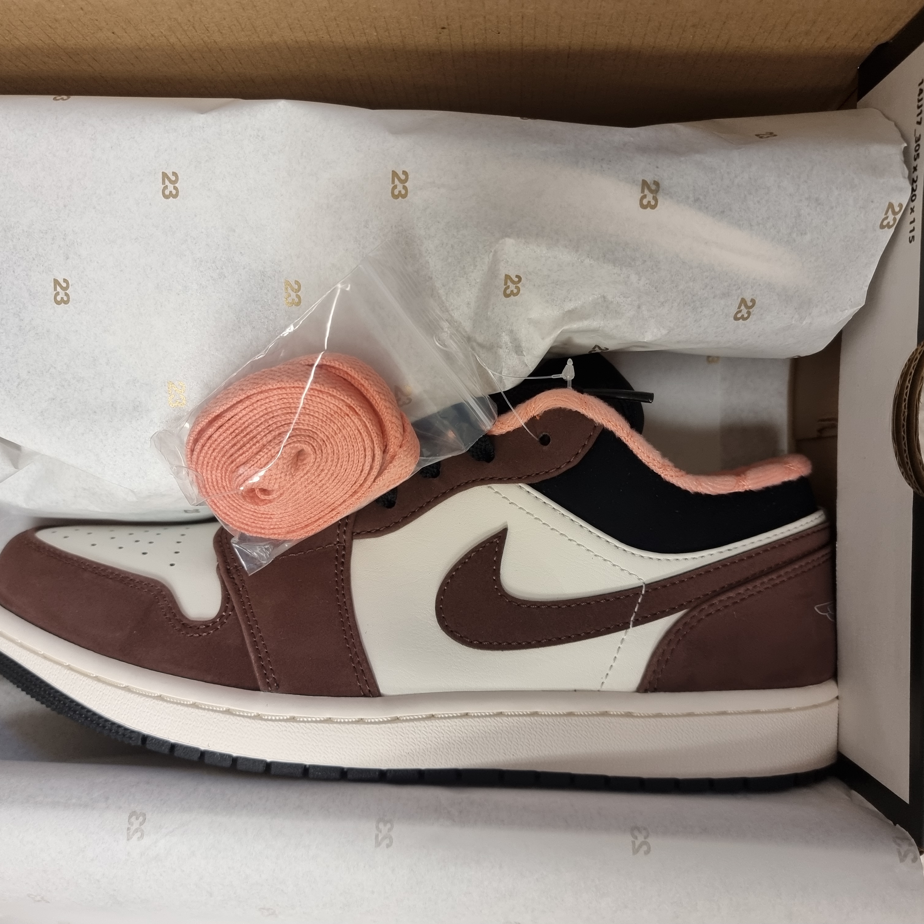 Jordan 1 Low SE Chocolate Bliss 착용 스타일 - 3