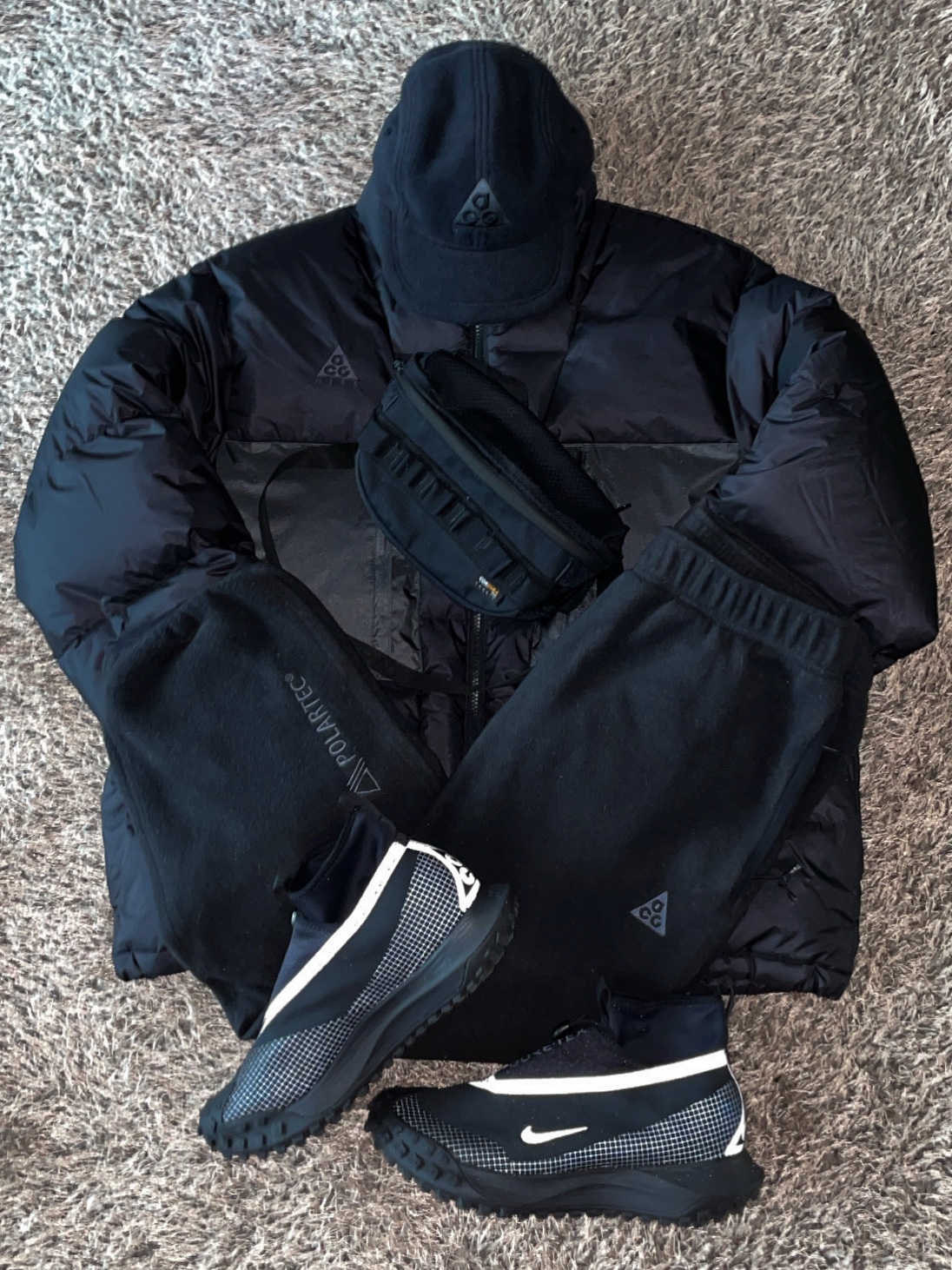 Nike ACG Mountain Fly Gore-Tex Black and Dark Grey, Nike NRG ACG Cuffed Beanie Black 착용 스타일 - 3