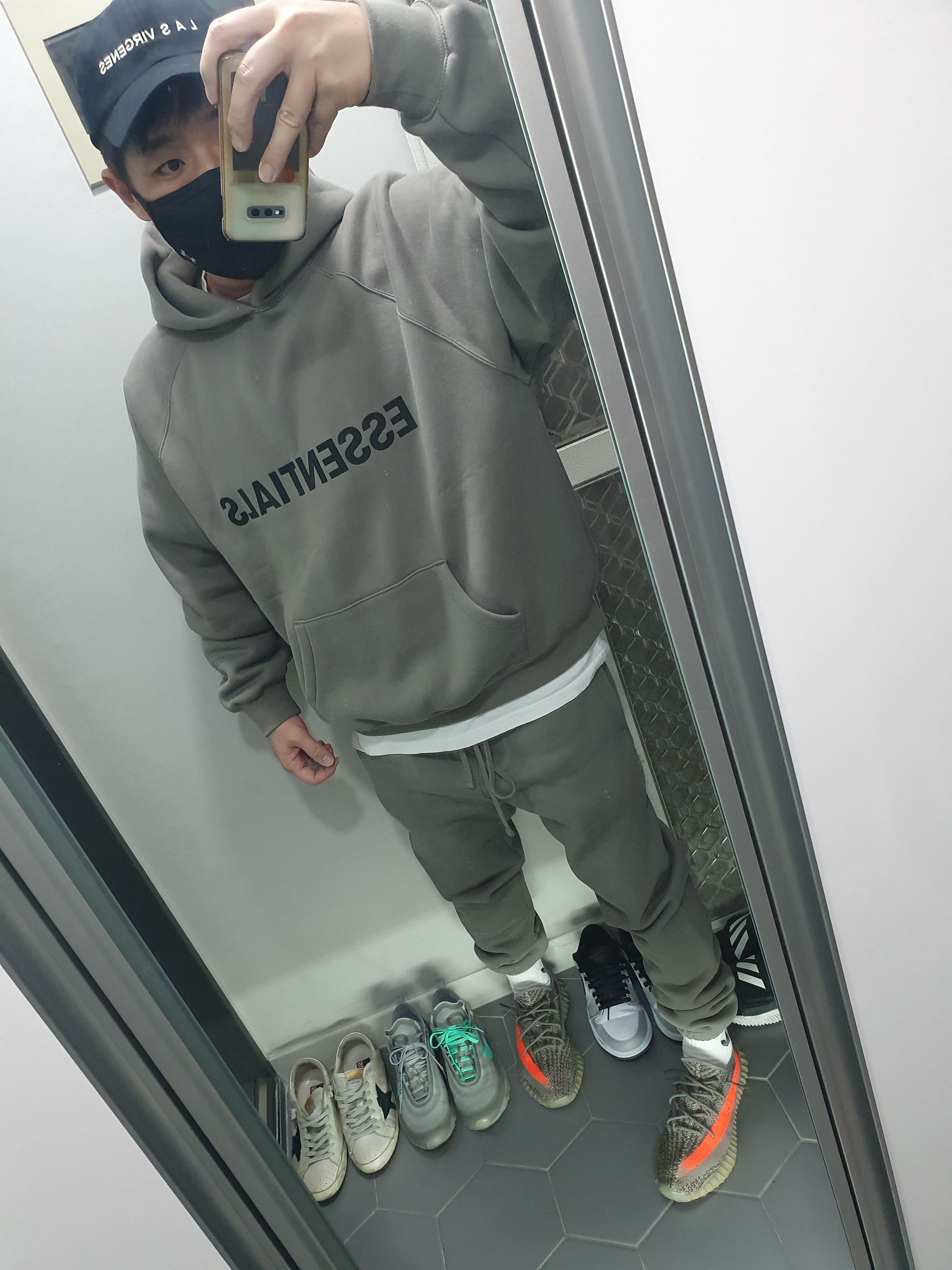 Adidas Yeezy Boost 350 V2 Beluga, Essentials 3D Silicon Applique Pullover Hoodie Gray Flannel/Charcoal - 20SS 착용 스타일