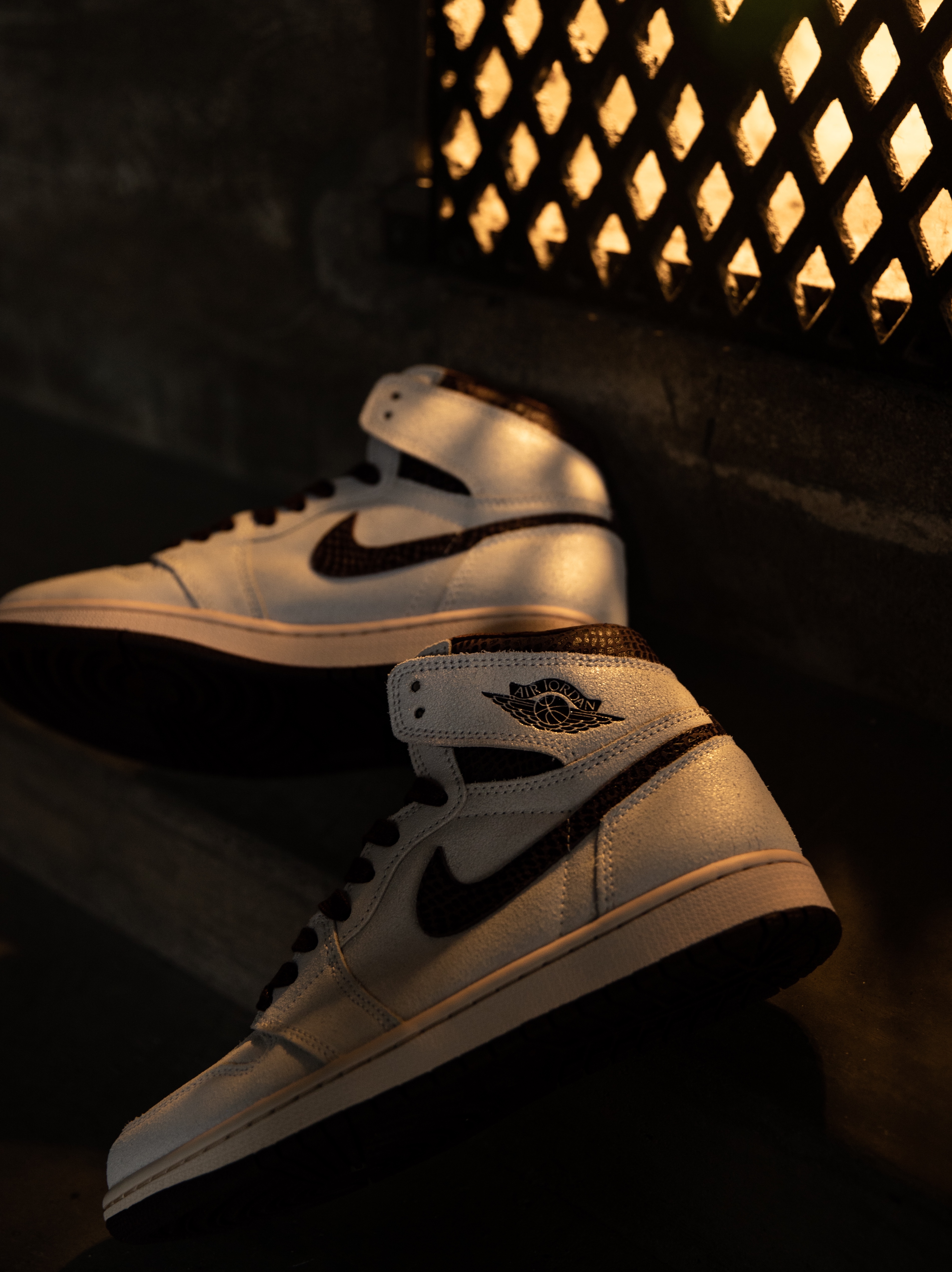 Jordan 1 x A Ma Maniere Retro High OG SP Sail and Burgundy 착용 스타일 - 3