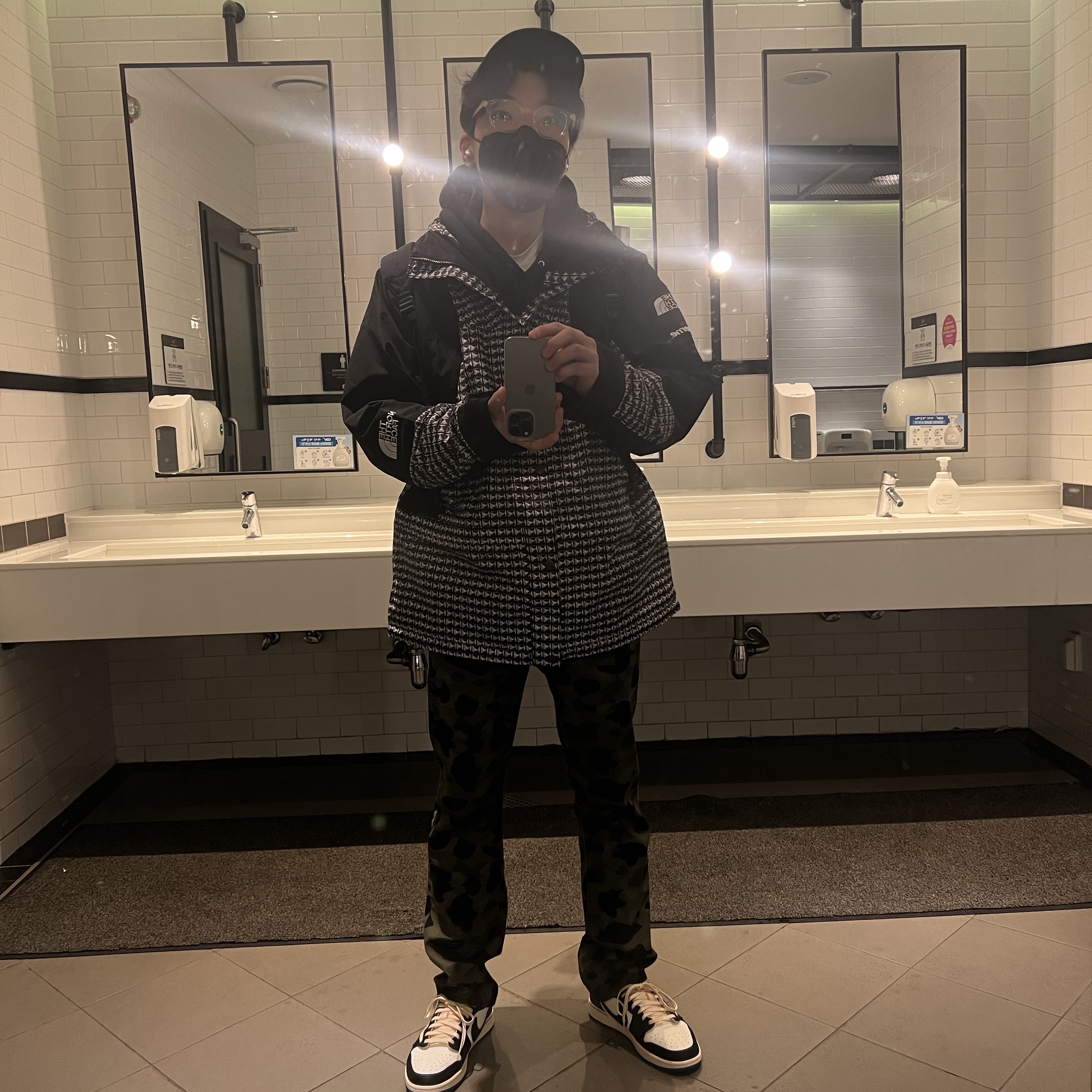 Supreme x The North Face Studded Mountain Light Jacket Black - 21SS, Jordan 1 x Travis Scott x Fragment Retro Low OG SP Military Blue 착용 스타일