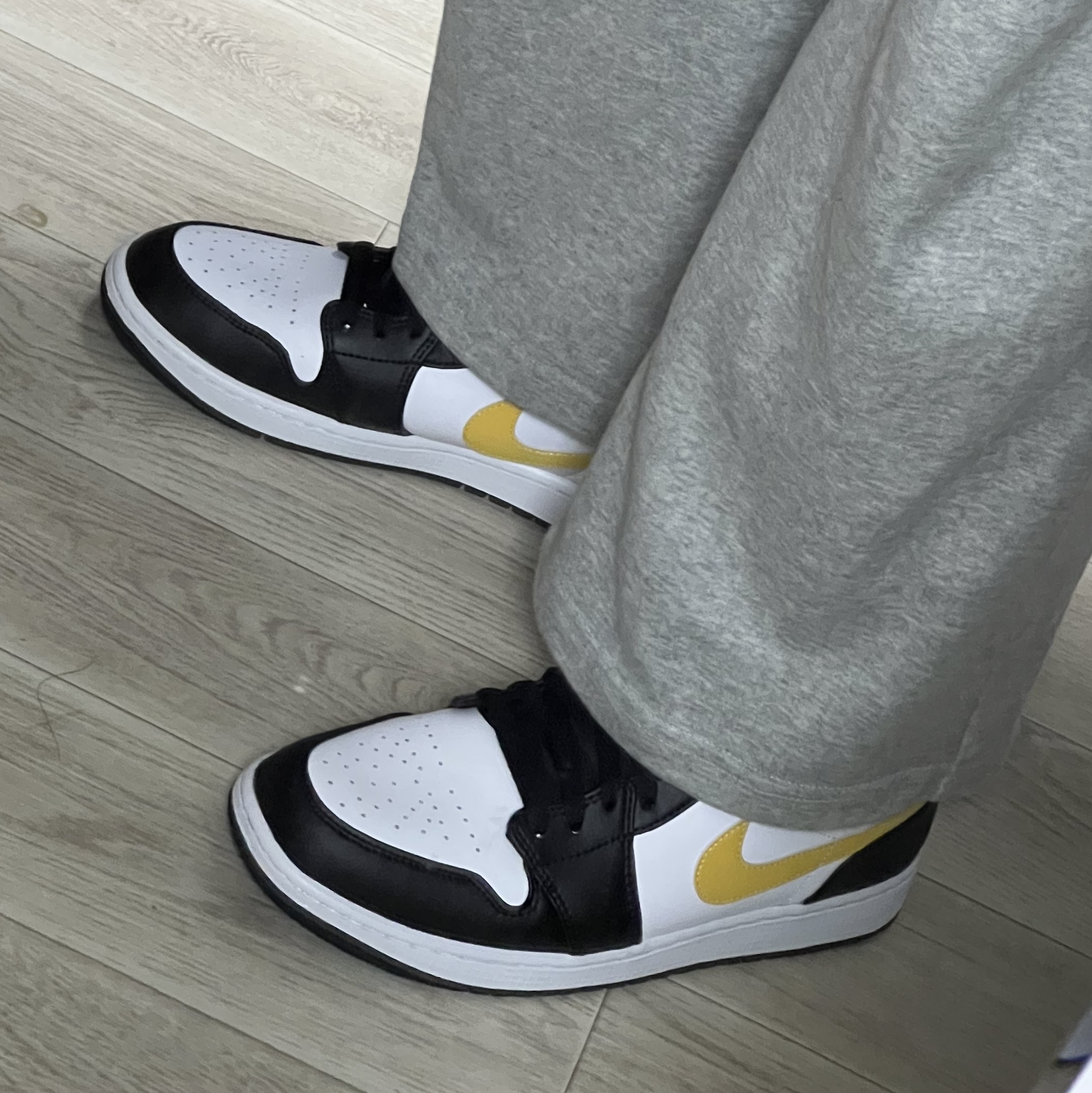 Jordan 1 Mid Pollen 착용 스타일 - 1