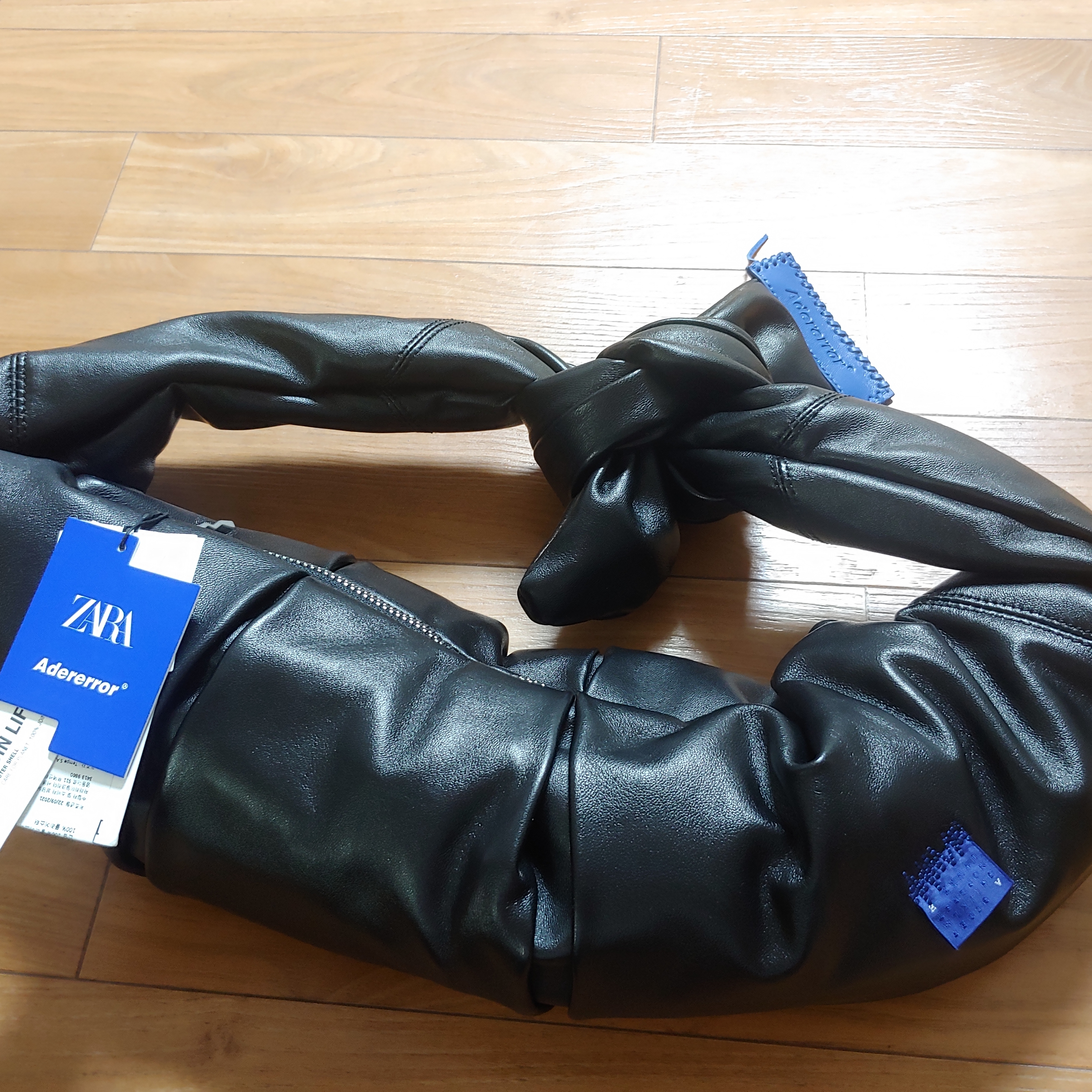 Ader Error x Zara Leather Shoulder Bag with Knot Black 착용 스타일