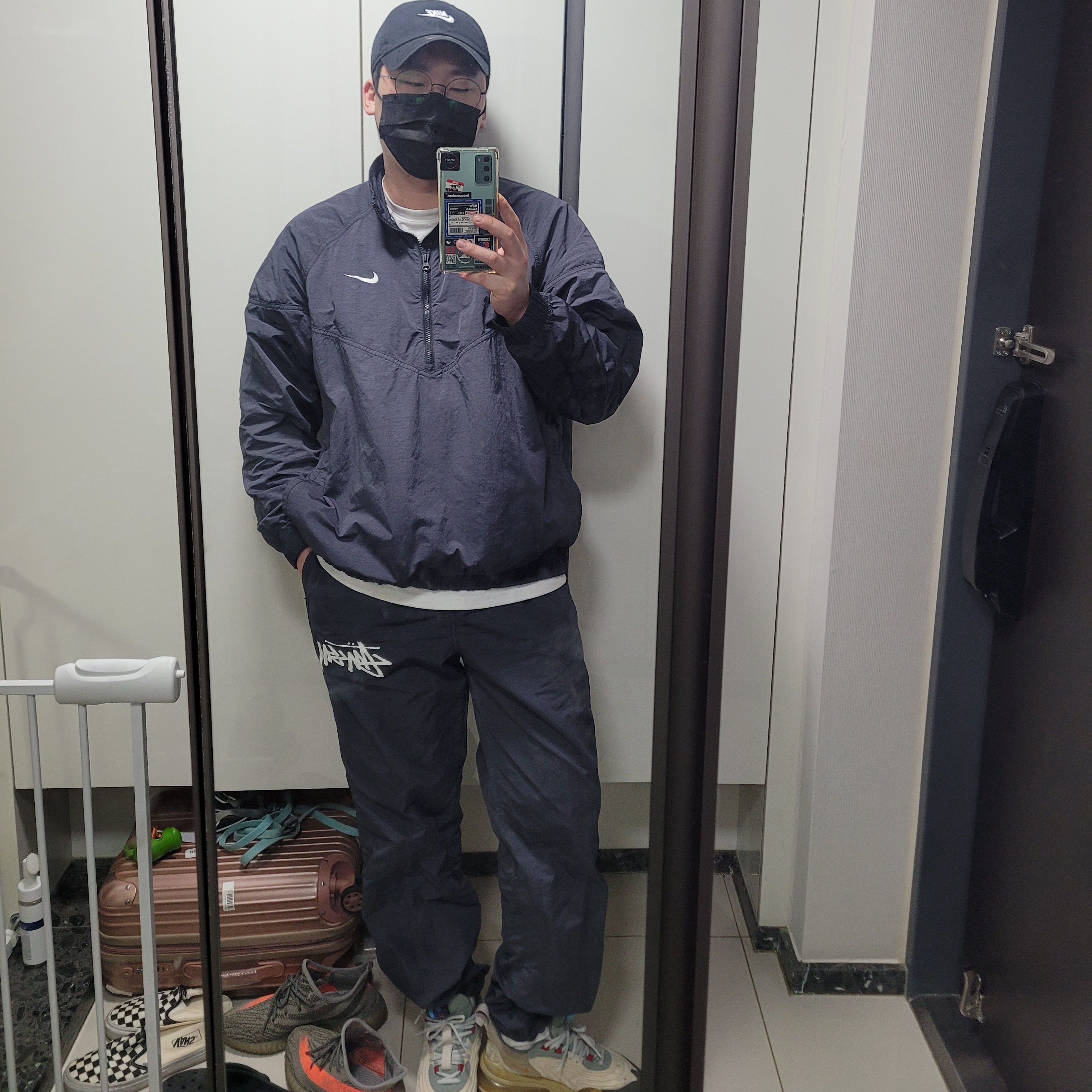 Nike x Stussy Windrunner Jacket Off Noir, Nike x Stussy Beach Pants Off Noir 착용 스타일