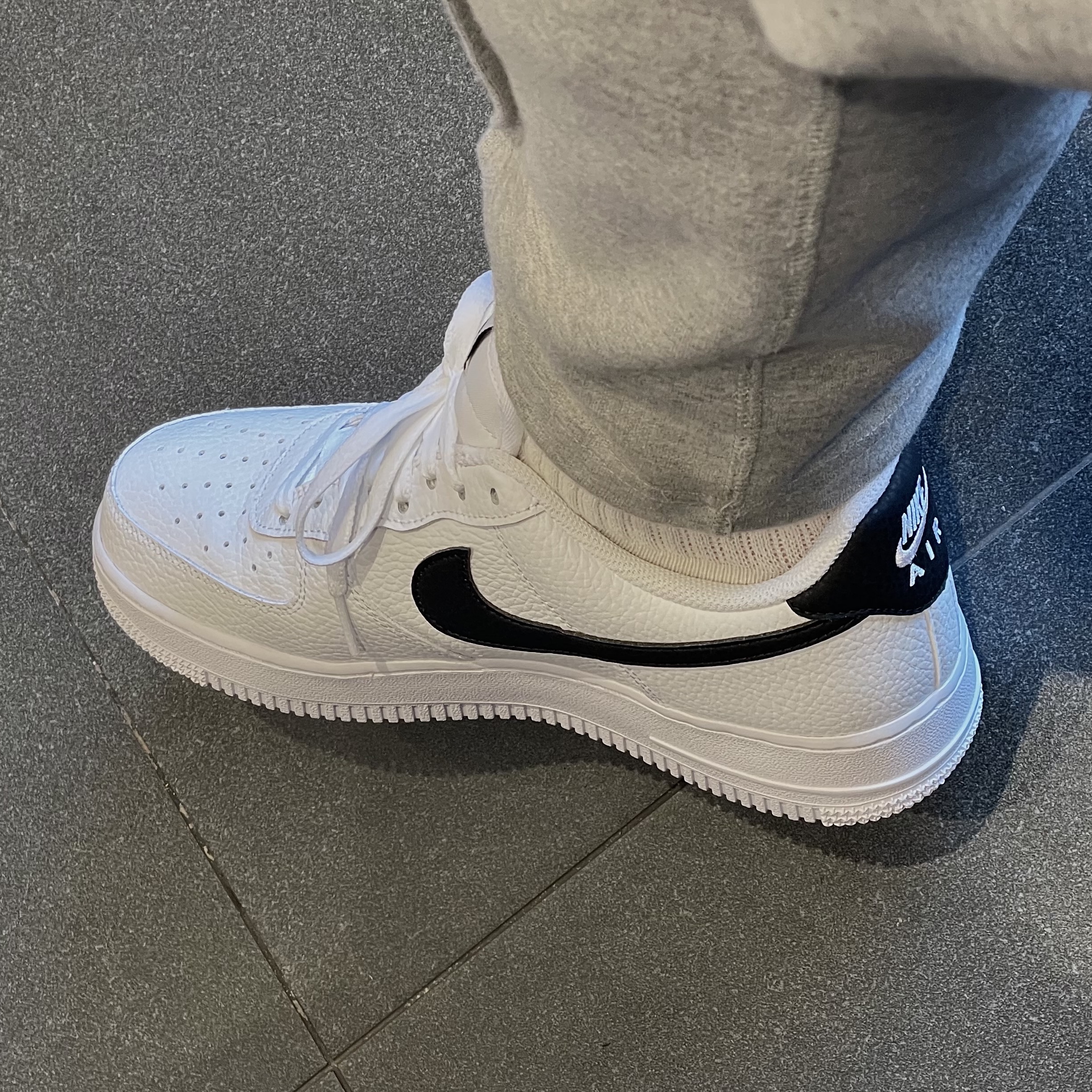 Nike Air Force 1 '07 White Black 착용 스타일