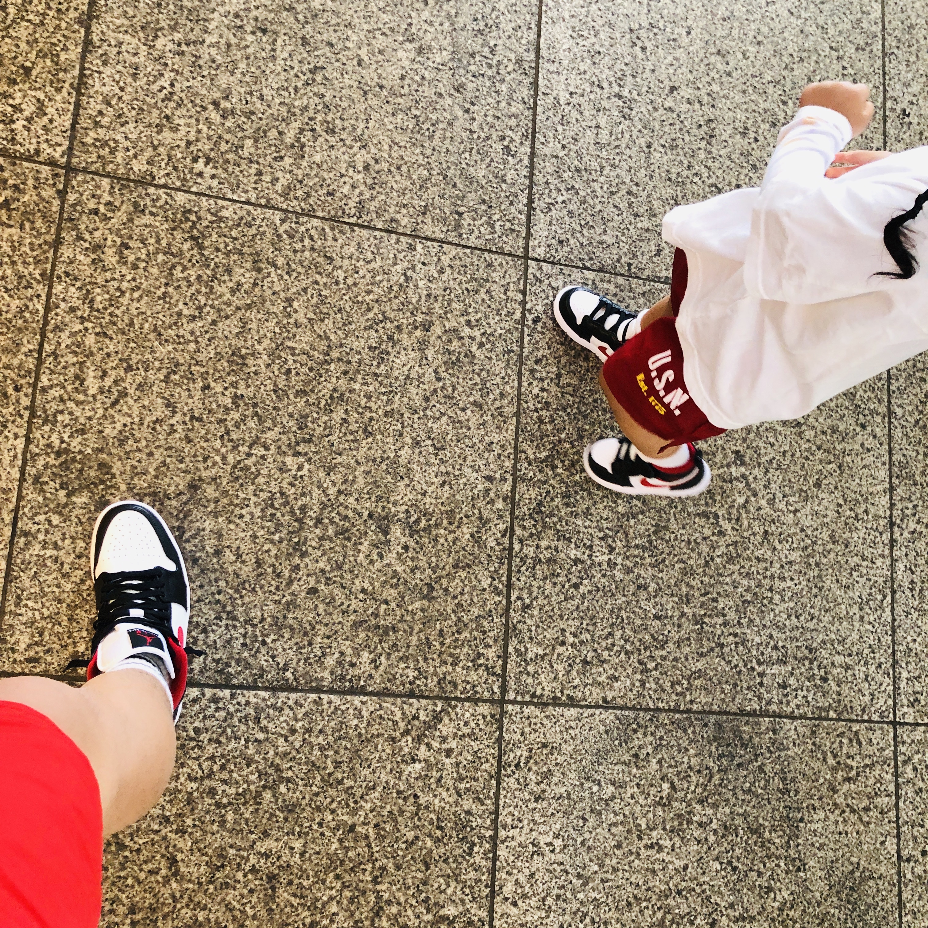 (TD) Jordan 1 Mid Alt Gym Red Black White, Jordan 1 Mid Gym Red Black White 착용 스타일 - 3