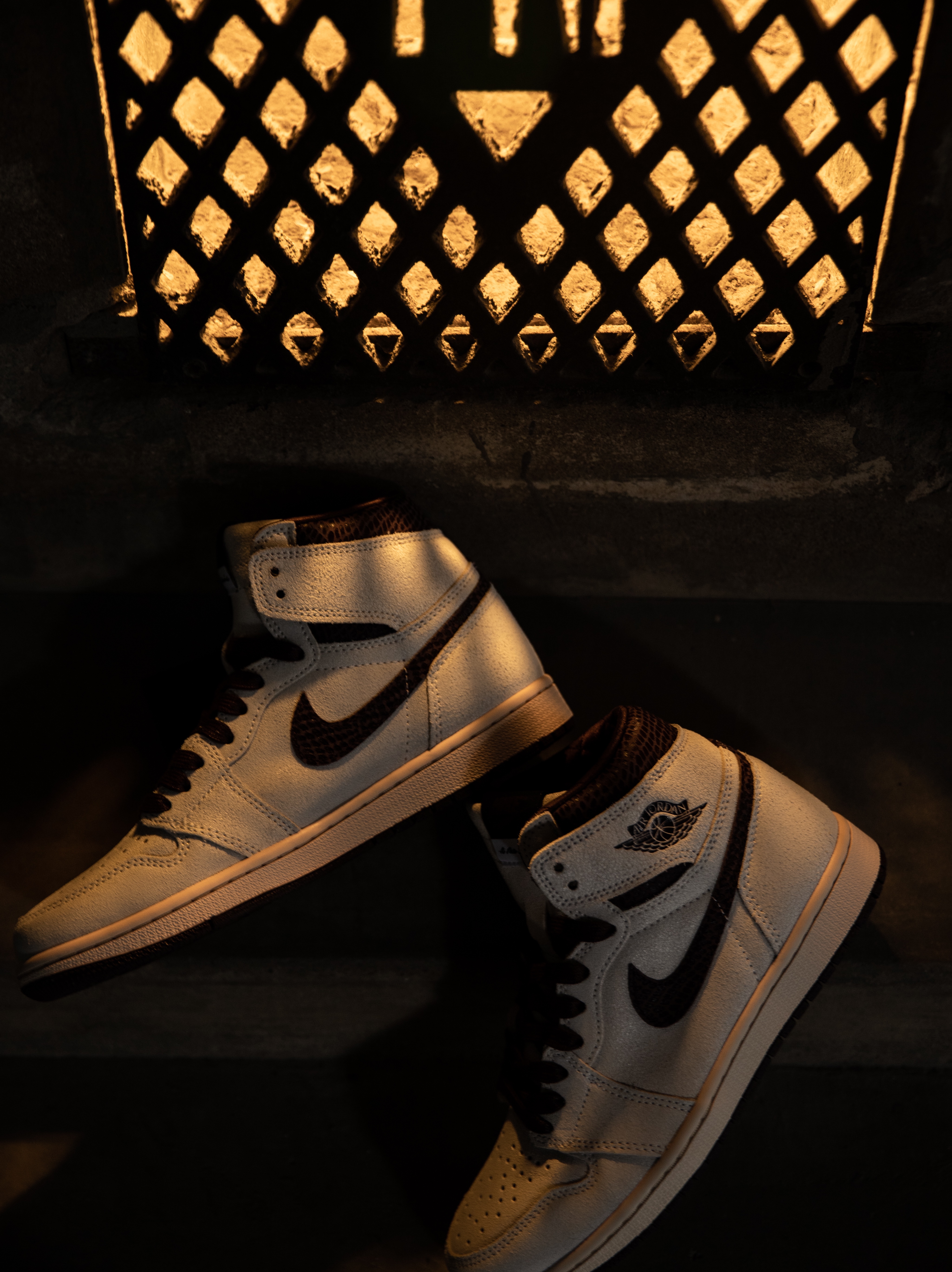 Jordan 1 x A Ma Maniere Retro High OG SP Sail and Burgundy 착용 스타일 - 2