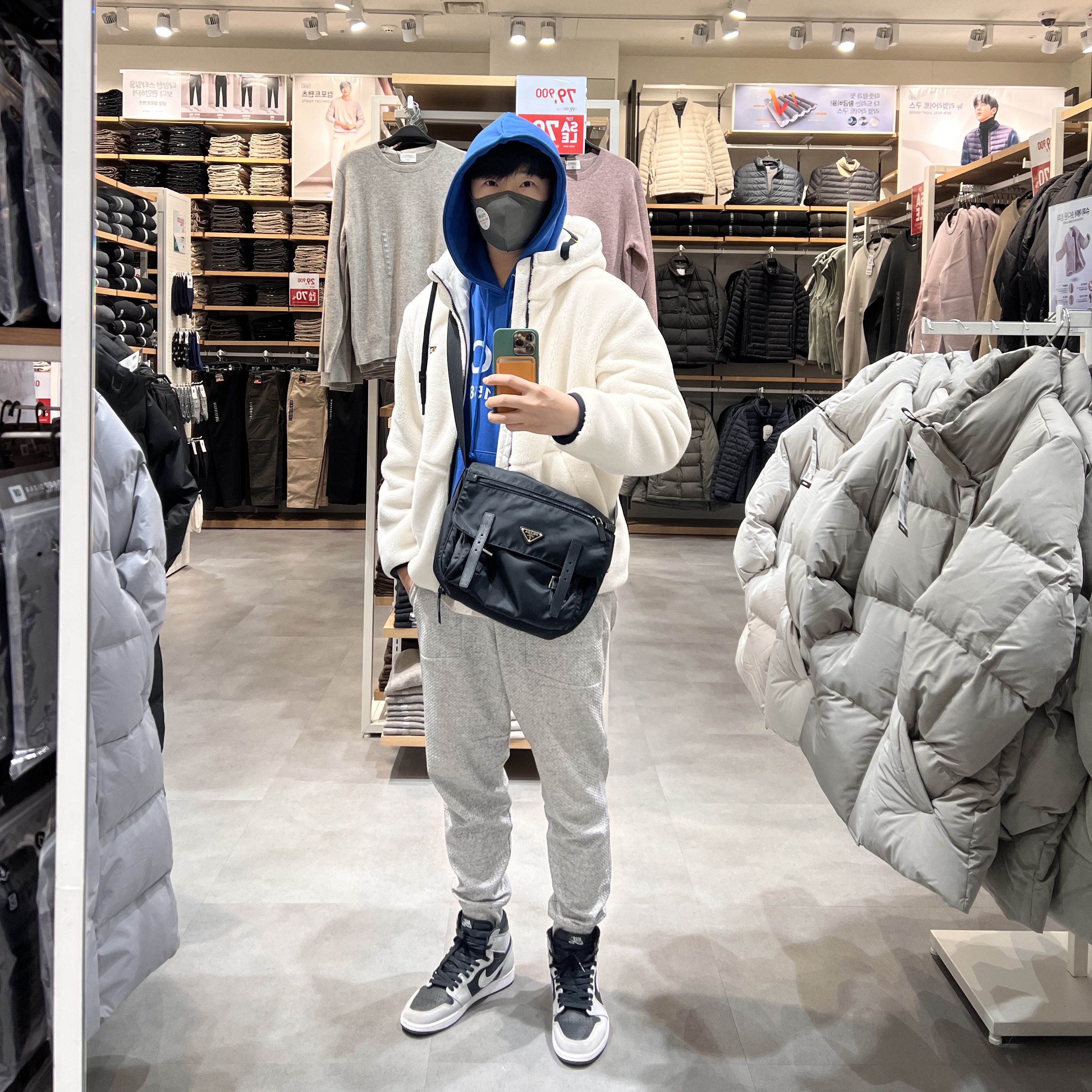 Jordan 1 Retro High OG Shadow 2.0, Prada Medium Nylon Shoulder Bag Black 착용 스타일