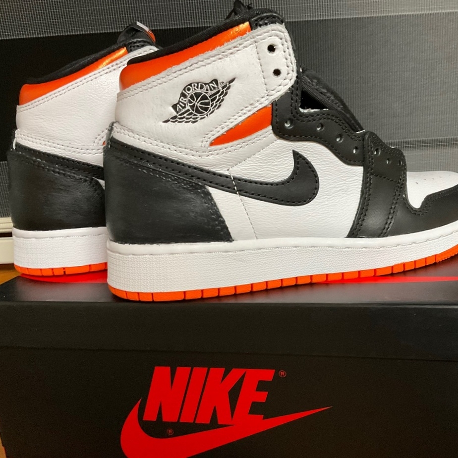 Jordan 1 Retro High OG Electro Orange 착용 스타일 - 2