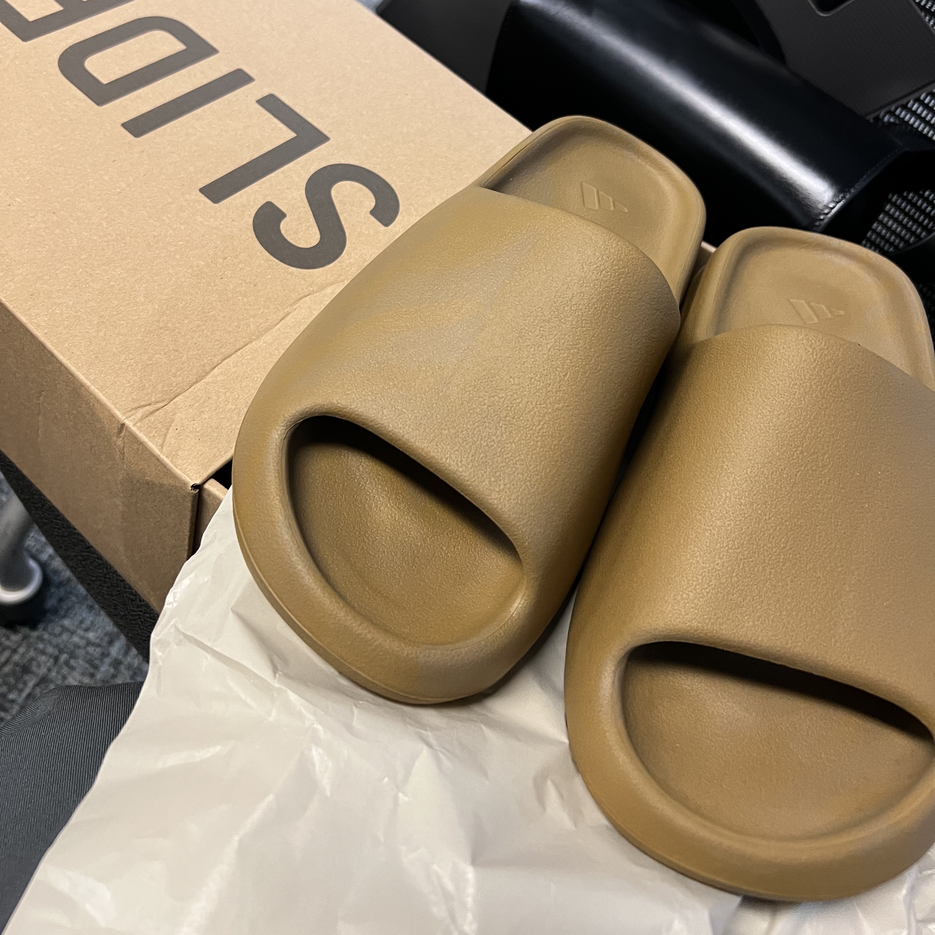 Adidas Yeezy Slide Ochre 착용 스타일