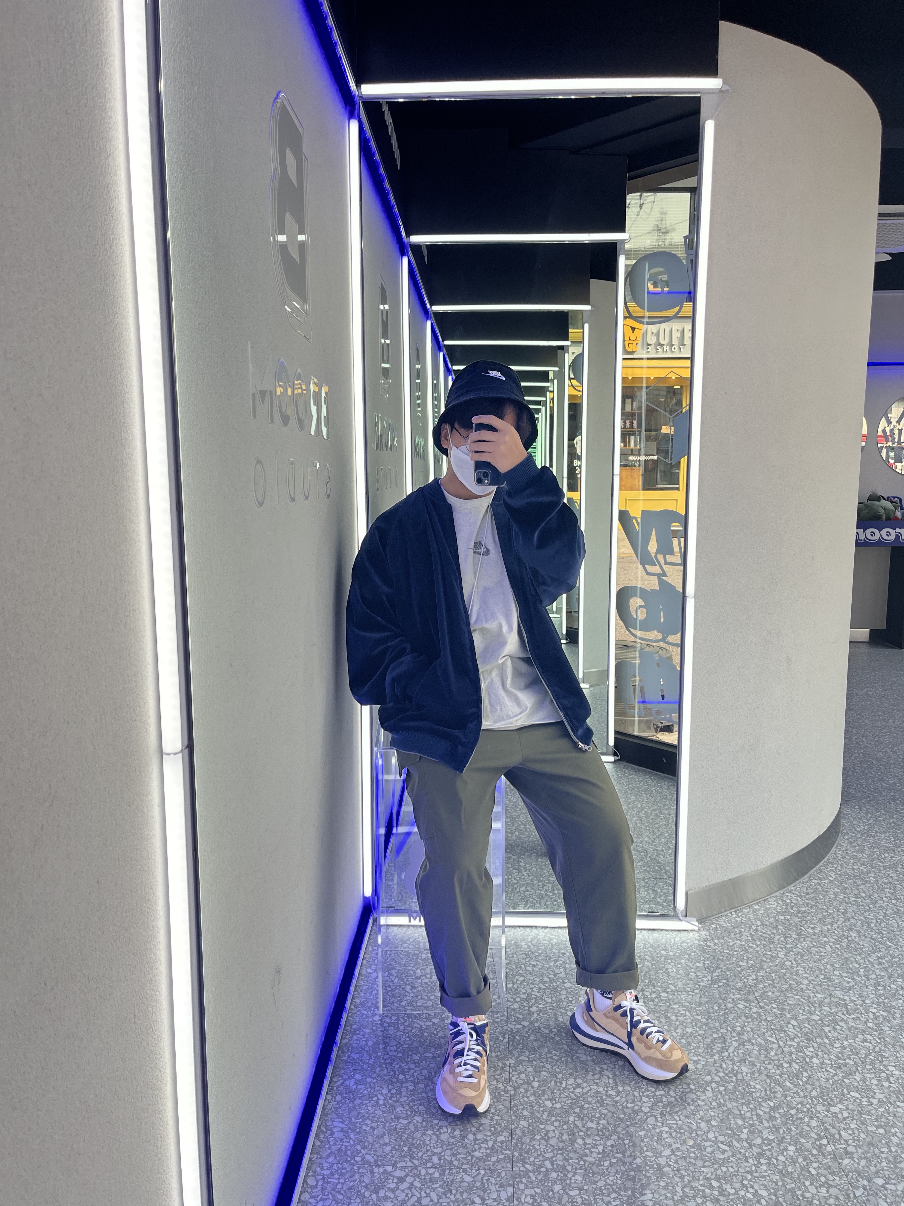Nike x Sacai VaporWaffle Sesame and Blue Void, Jordan 1 x Travis Scott x Fragment Retro Low OG SP Military Blue 착용 스타일 - 1