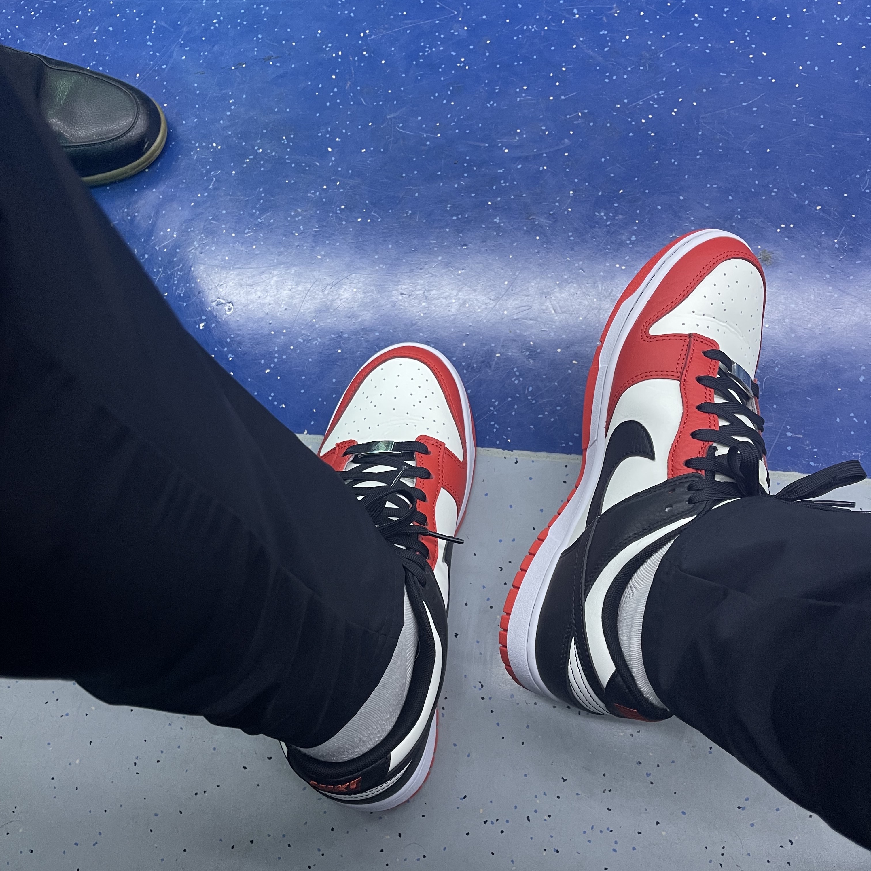 Nike x NBA Dunk Low Retro EMB Black and Chile Red 착용 스타일