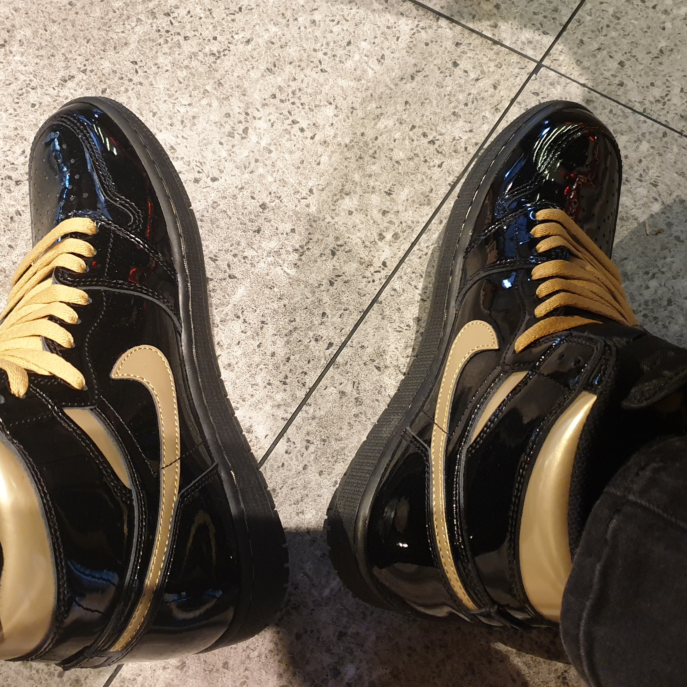 Jordan 1 Retro High OG Metallic Gold 착용 스타일 - 1
