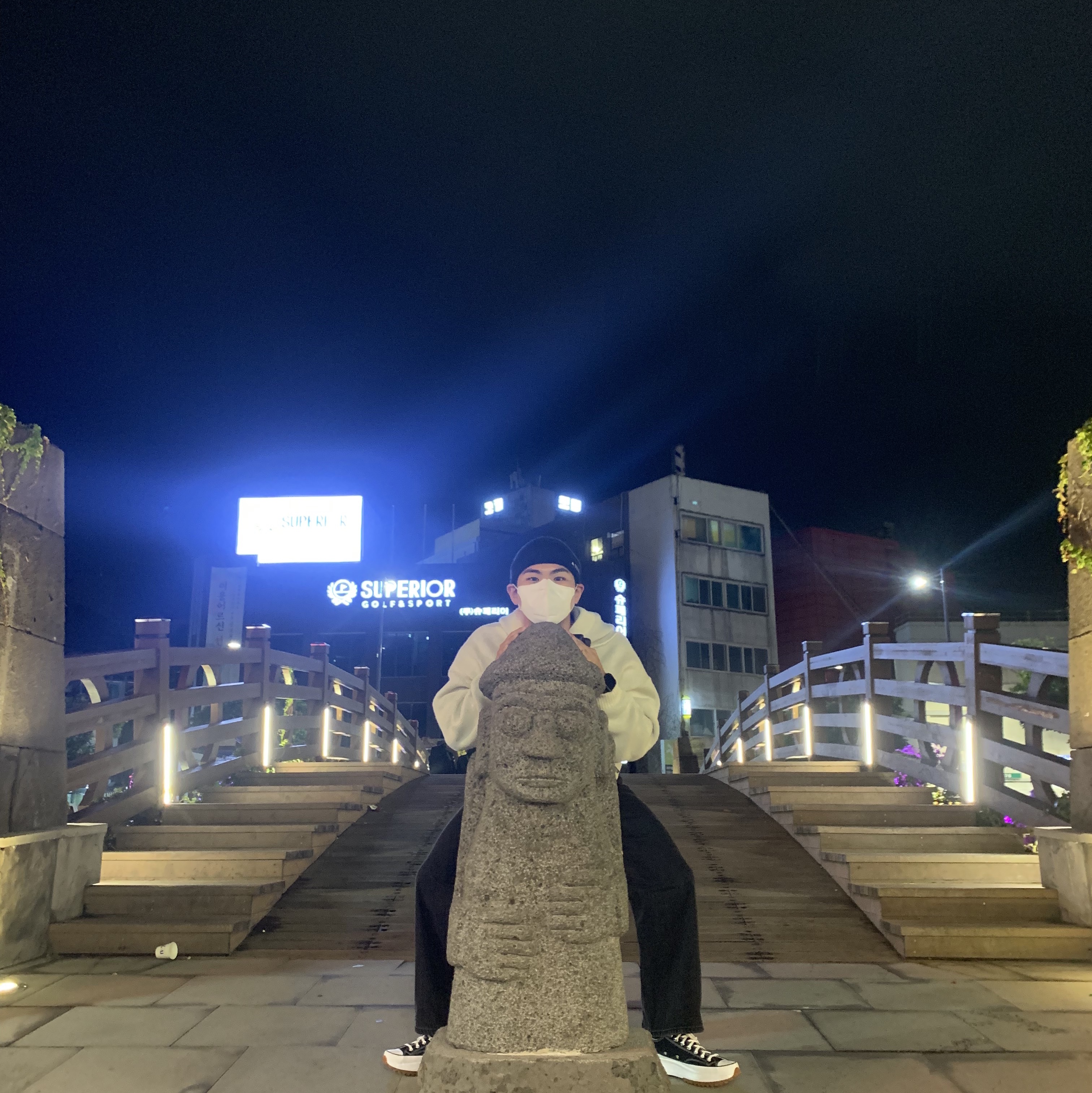 Off-White x Amore Pacific Protection Box (Without Cosmetics), Converse Run Star Hike Low Black 착용 스타일 - 3