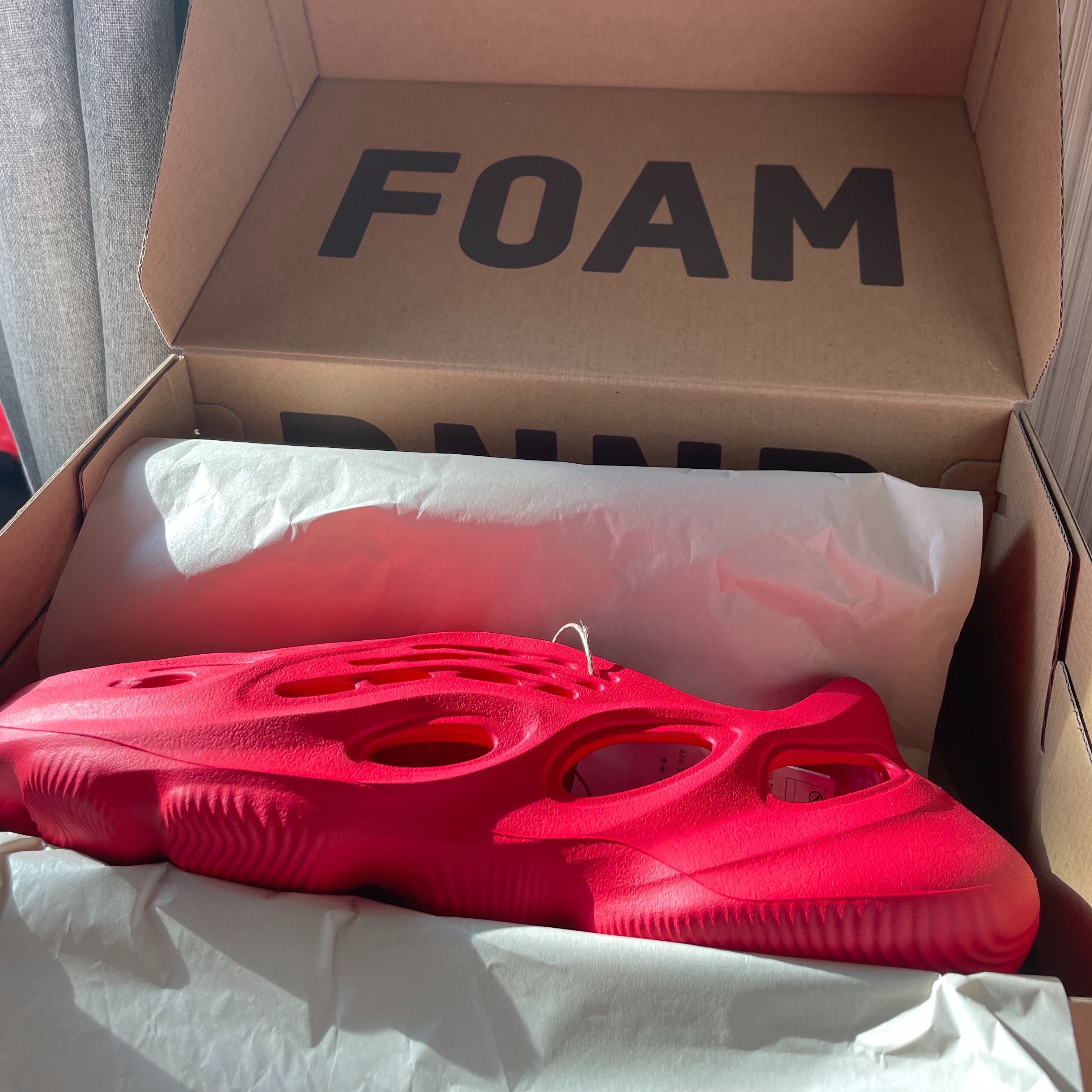Adidas Yeezy Foam RNNR Vermilion 착용 스타일