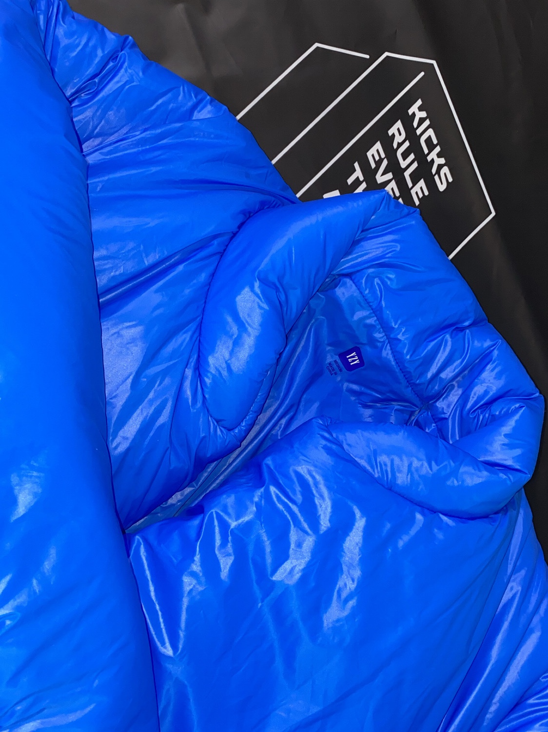 Yeezy Gap Round Jacket Blue 착용 스타일 - 1