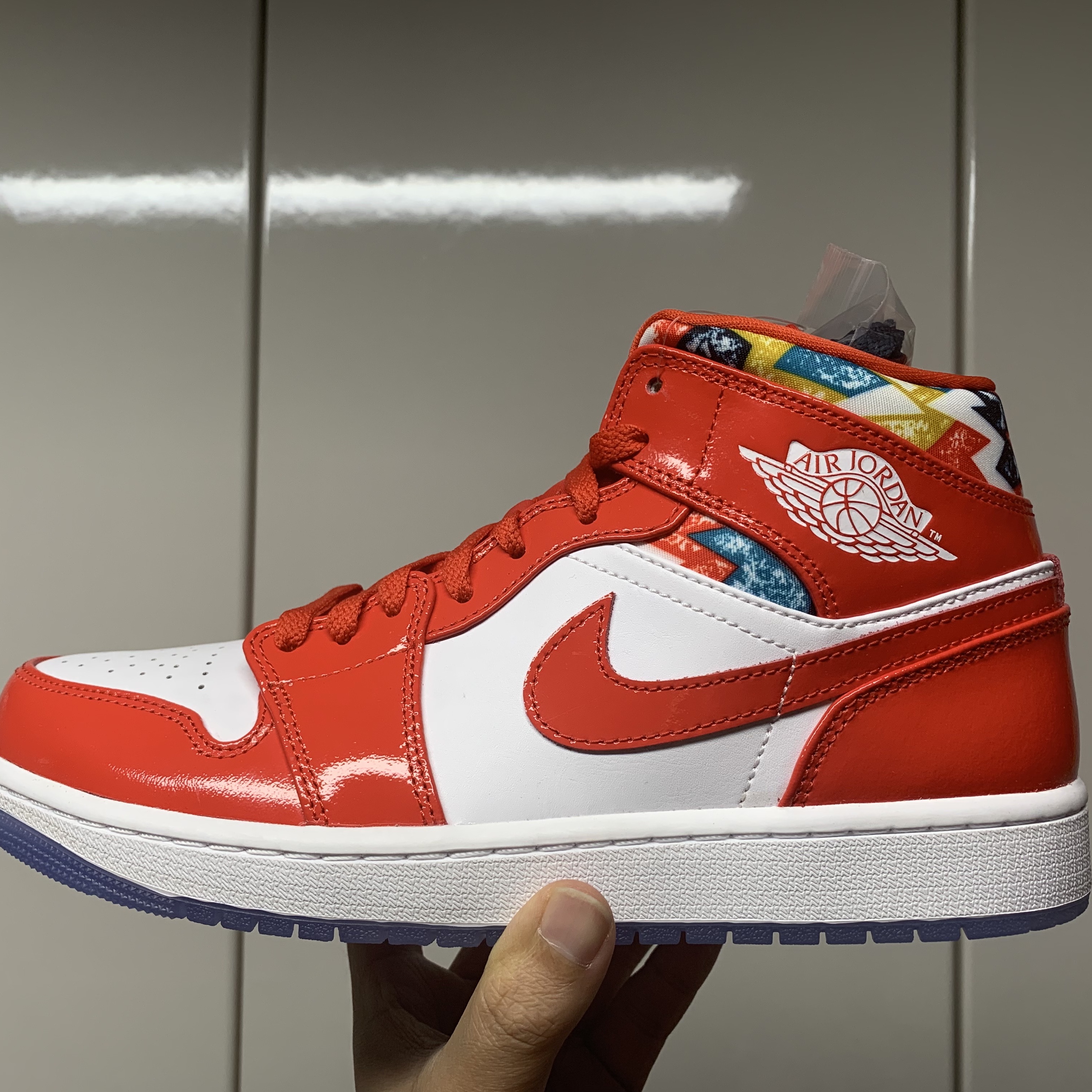 Jordan 1 Mid SE Barcelona Sweater 착용 스타일