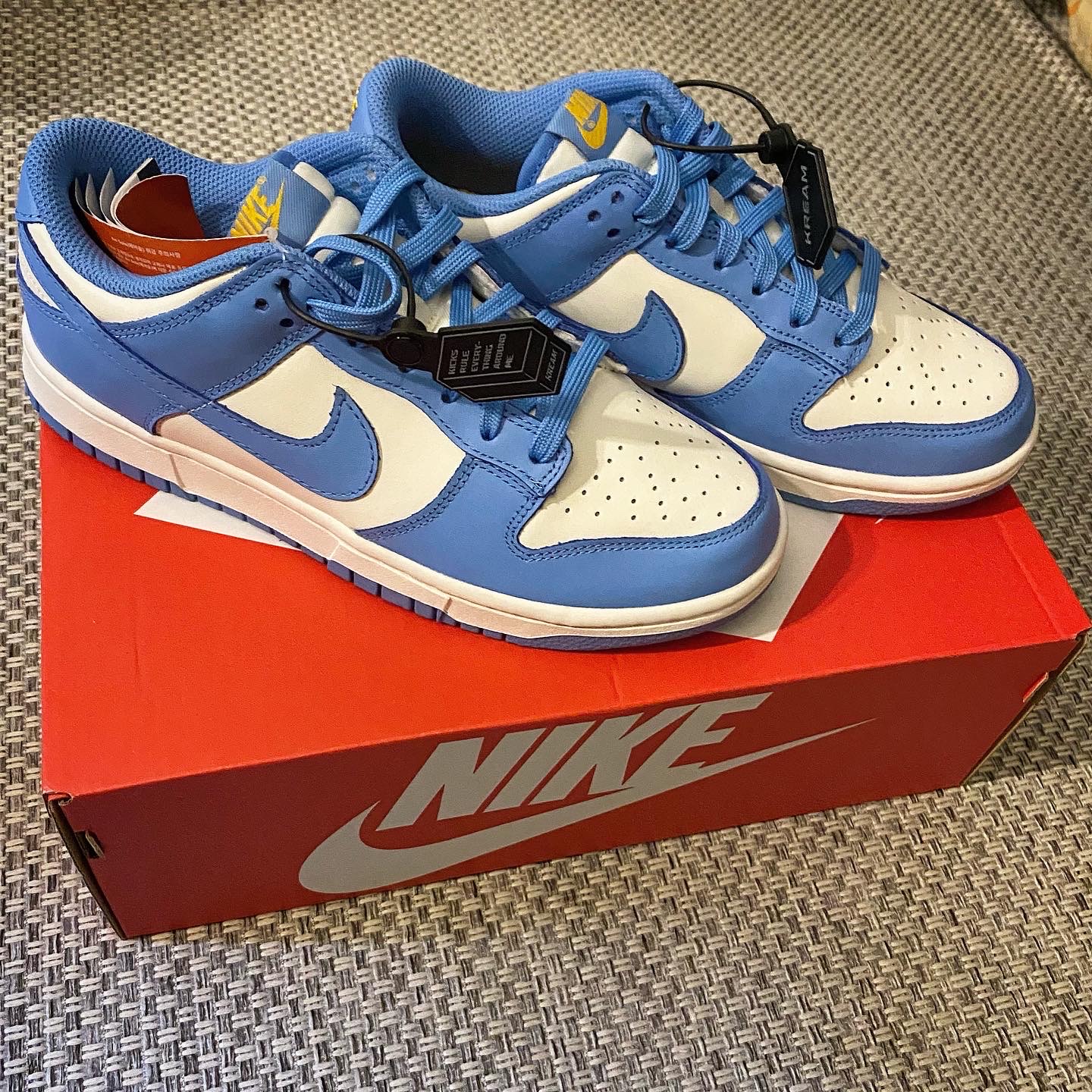 (W) Nike Dunk Low Coast, Nike Air Force 1 '07 Low White 착용 스타일 - 1