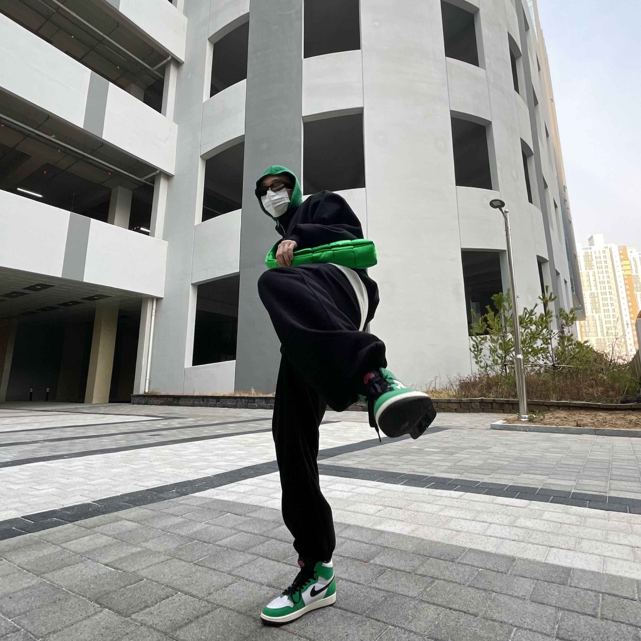 (W) Jordan 1 Retro High OG Lucky Green, Bottega Veneta Padded Tech Cassette Parakeet 착용 스타일 - 2