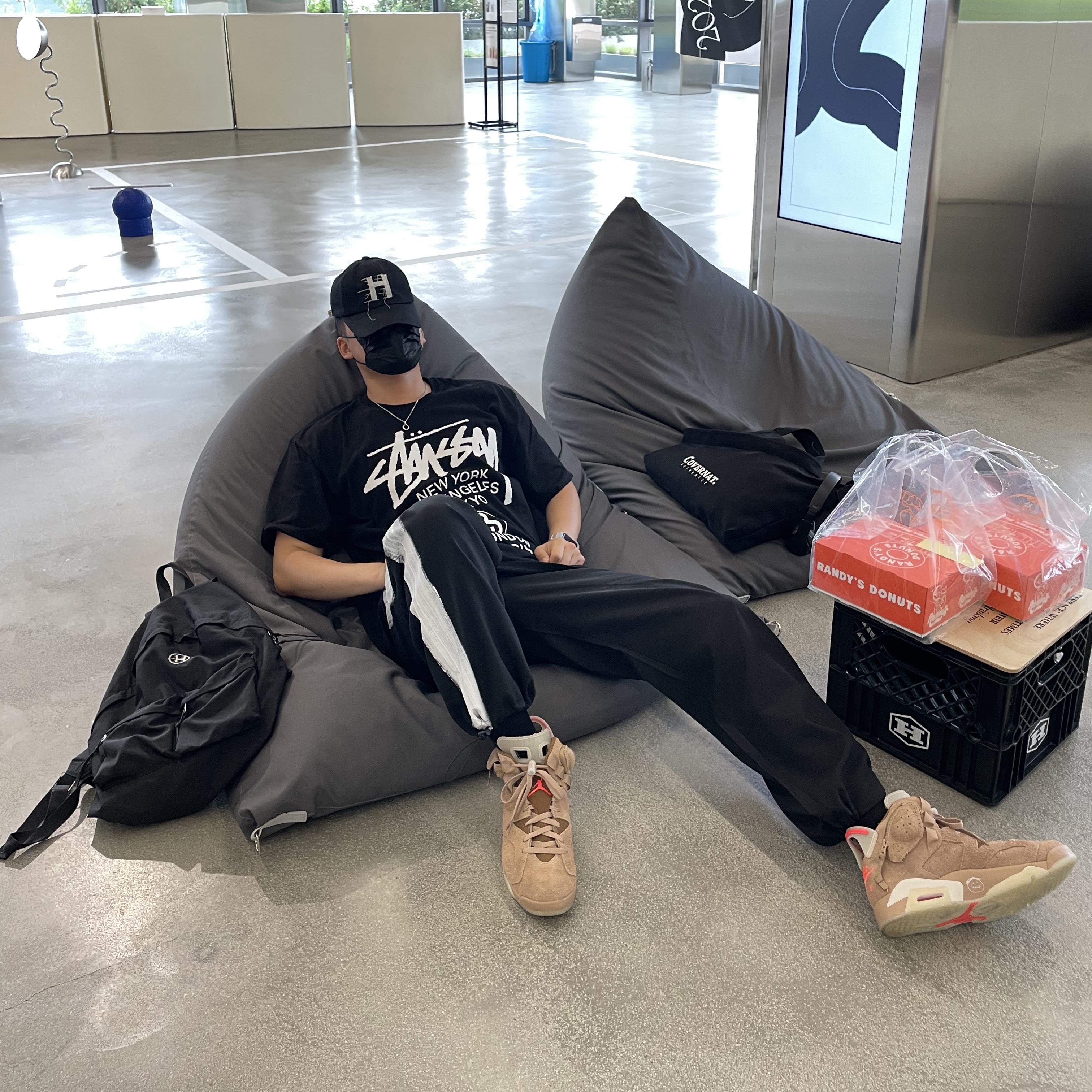 Jordan 6 x Travis Scott Retro SP British Khaki, Stussy World Tour T-Shirt Black 착용 스타일