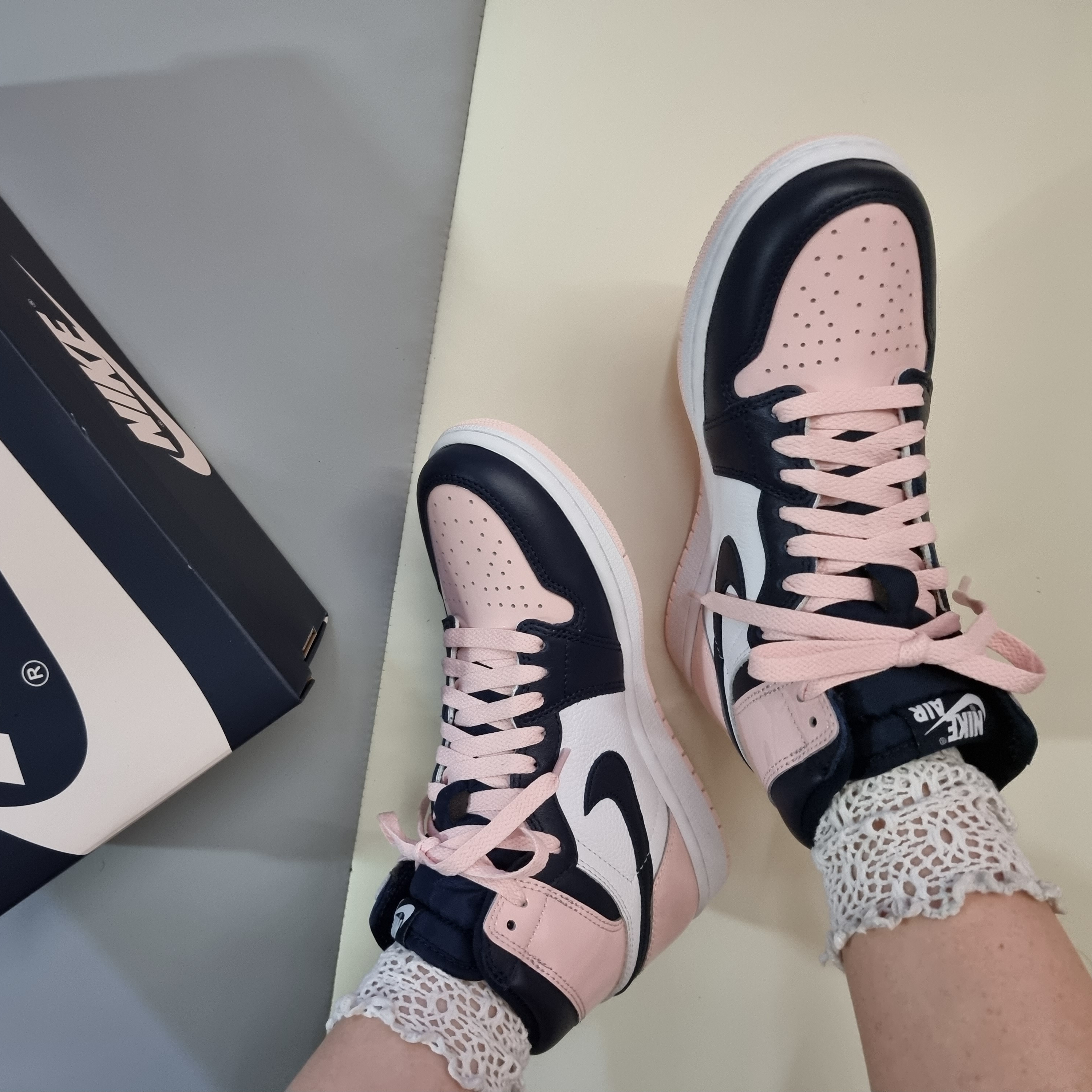 (W) Jordan 1 Retro High OG Atmosphere 착용 스타일 - 2