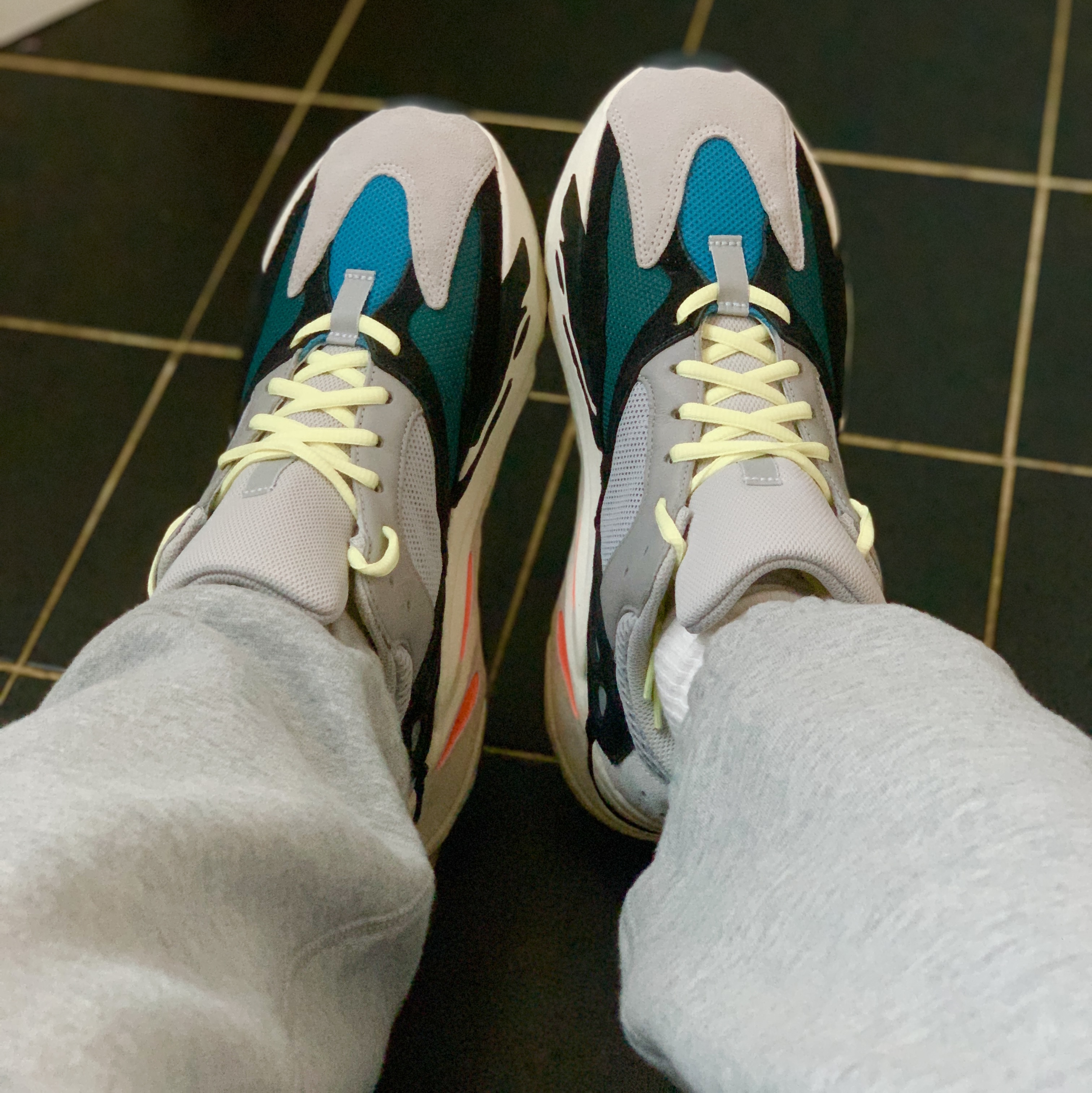 Adidas Yeezy Boost 700 Wave Runner Solid Grey 2017/2019, (Kids) Adidas Yeezy Boost 700 Wave Runner Solid Grey 착용 스타일 - 1