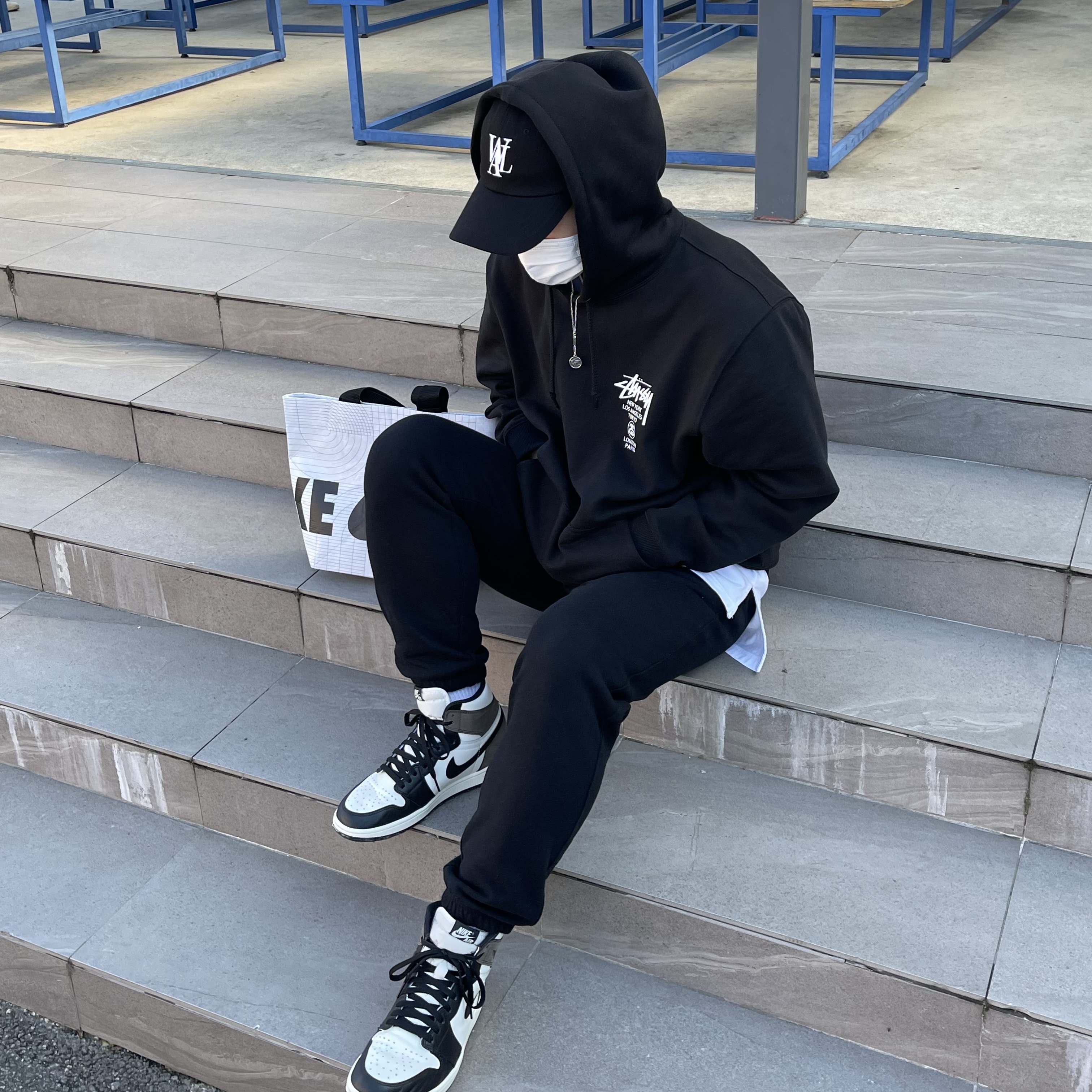 Jordan 1 Retro High OG Black Mocha, Stussy World Tour Hoodie Black 2021 착용 스타일