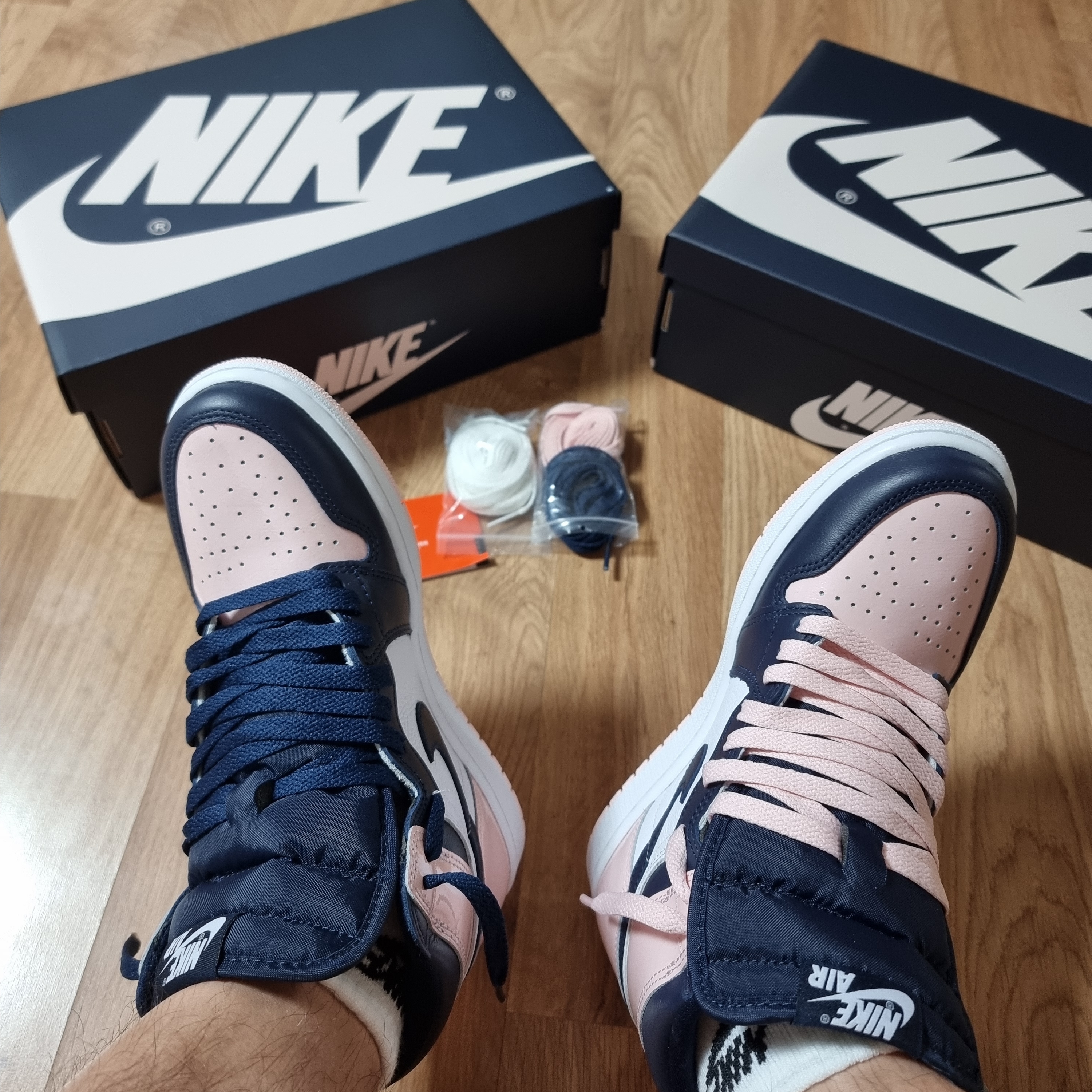 (W) Jordan 1 Retro High OG Atmosphere 착용 스타일 - 1