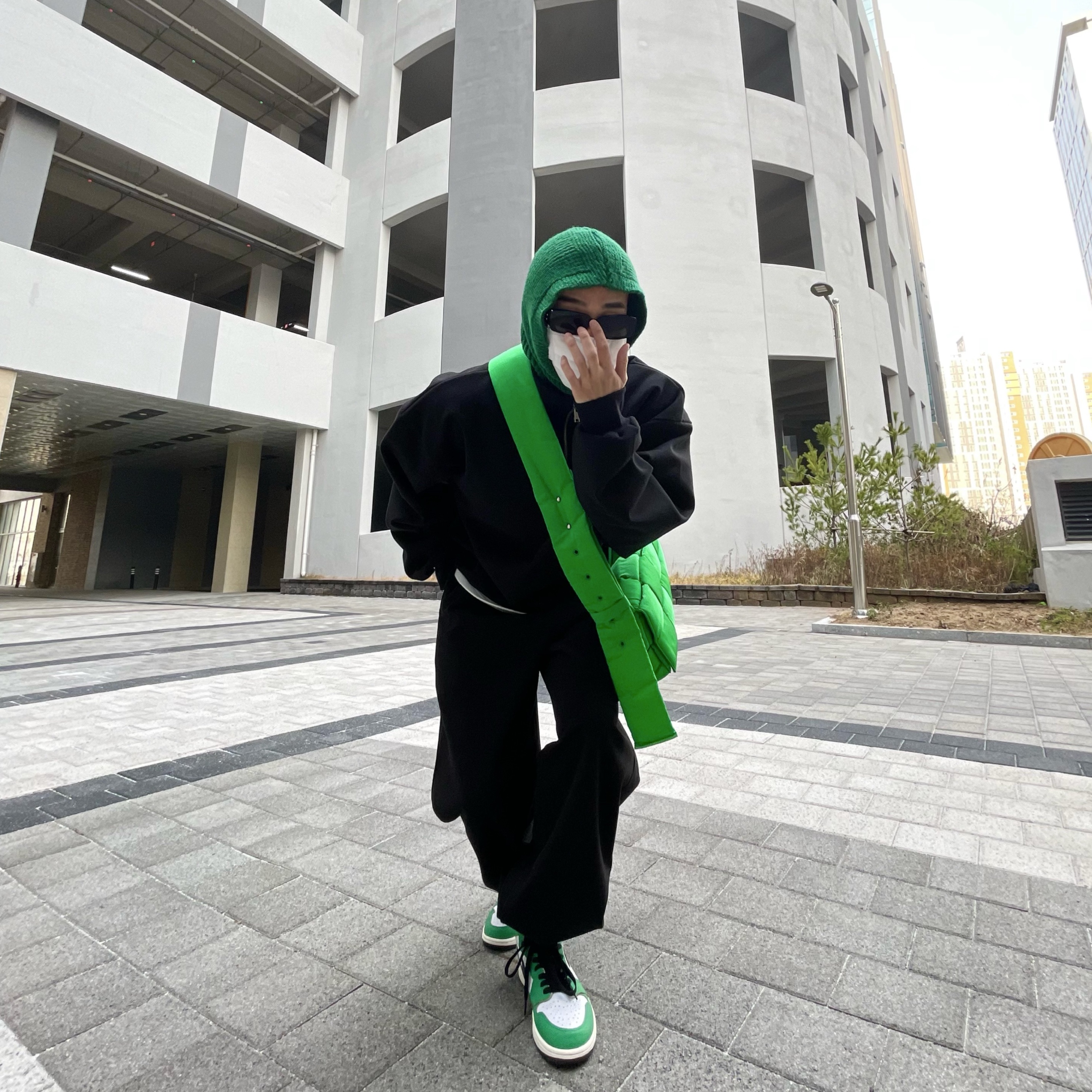 (W) Jordan 1 Retro High OG Lucky Green, Bottega Veneta Padded Tech Cassette Parakeet 착용 스타일 - 1