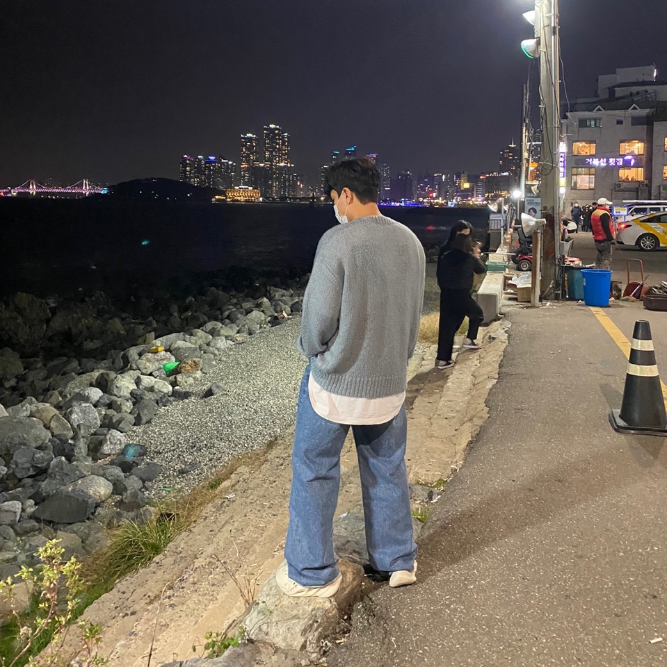 Adidas Yeezy Foam RNNR Sand 착용 스타일