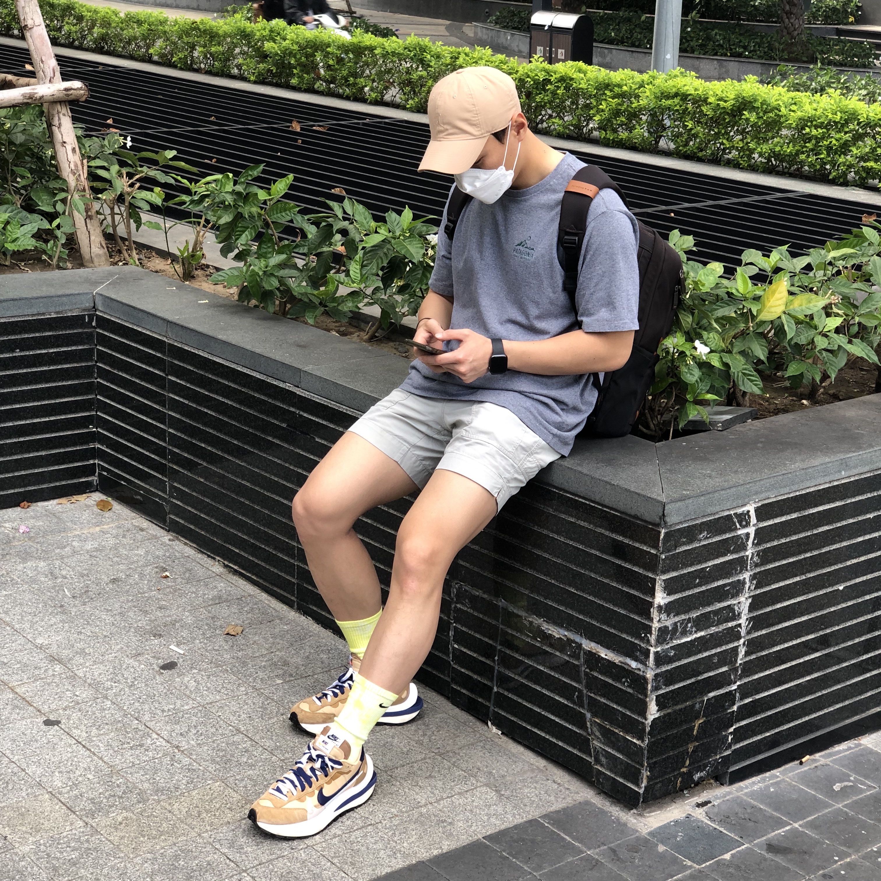 Nike x Sacai VaporWaffle Sesame and Blue Void 착용 스타일