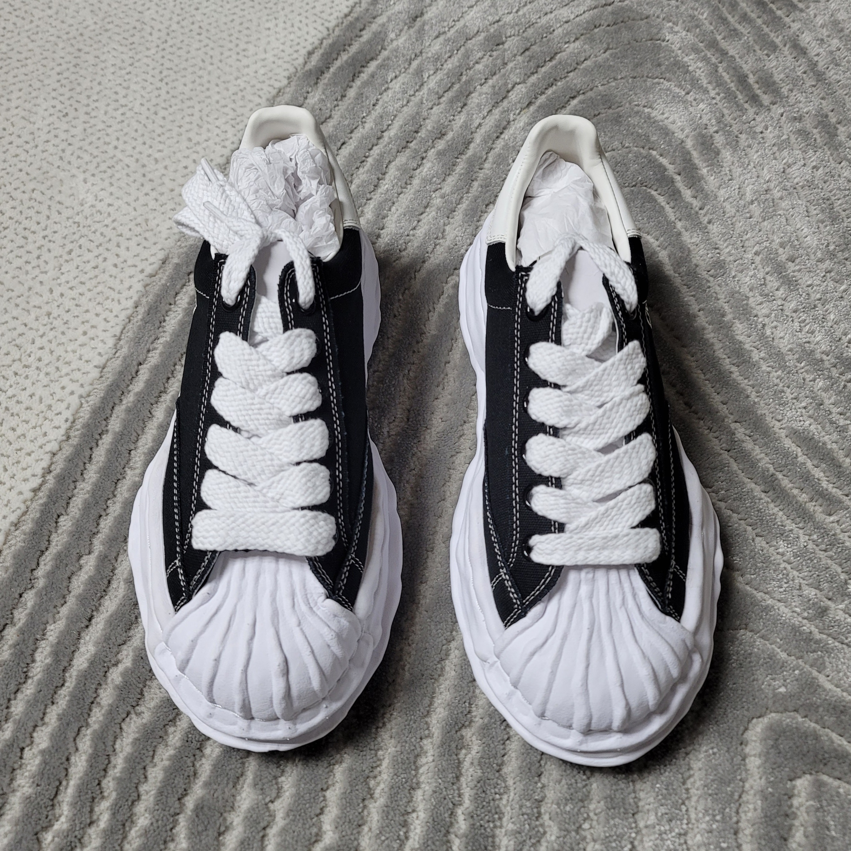 Maison Mihara Yasuhiro Blakey OG Sole Canvas Low-top Sneakers Black White 착용 스타일 - 2