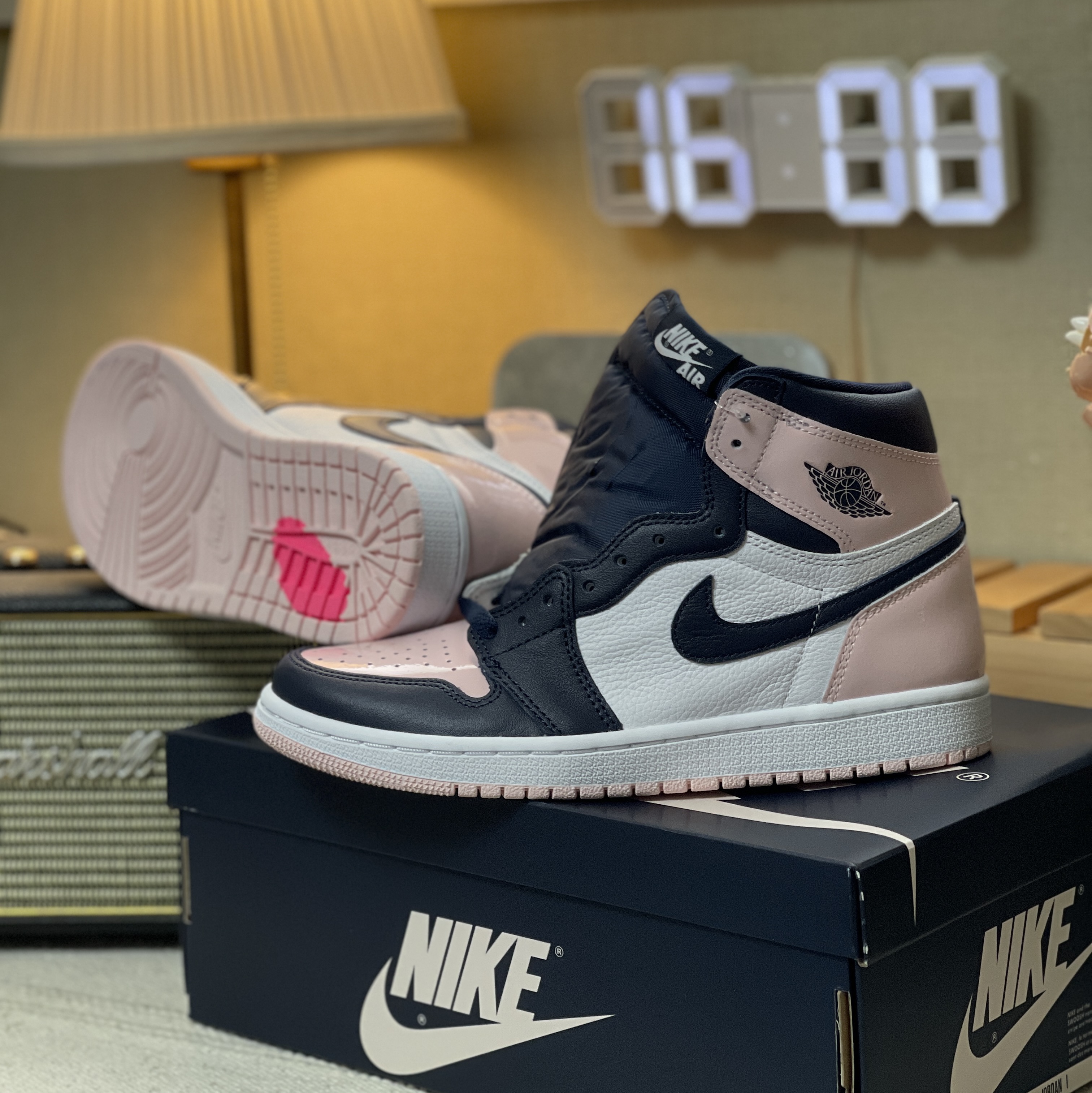 (W) Jordan 1 Retro High OG Atmosphere 착용 스타일 - 1