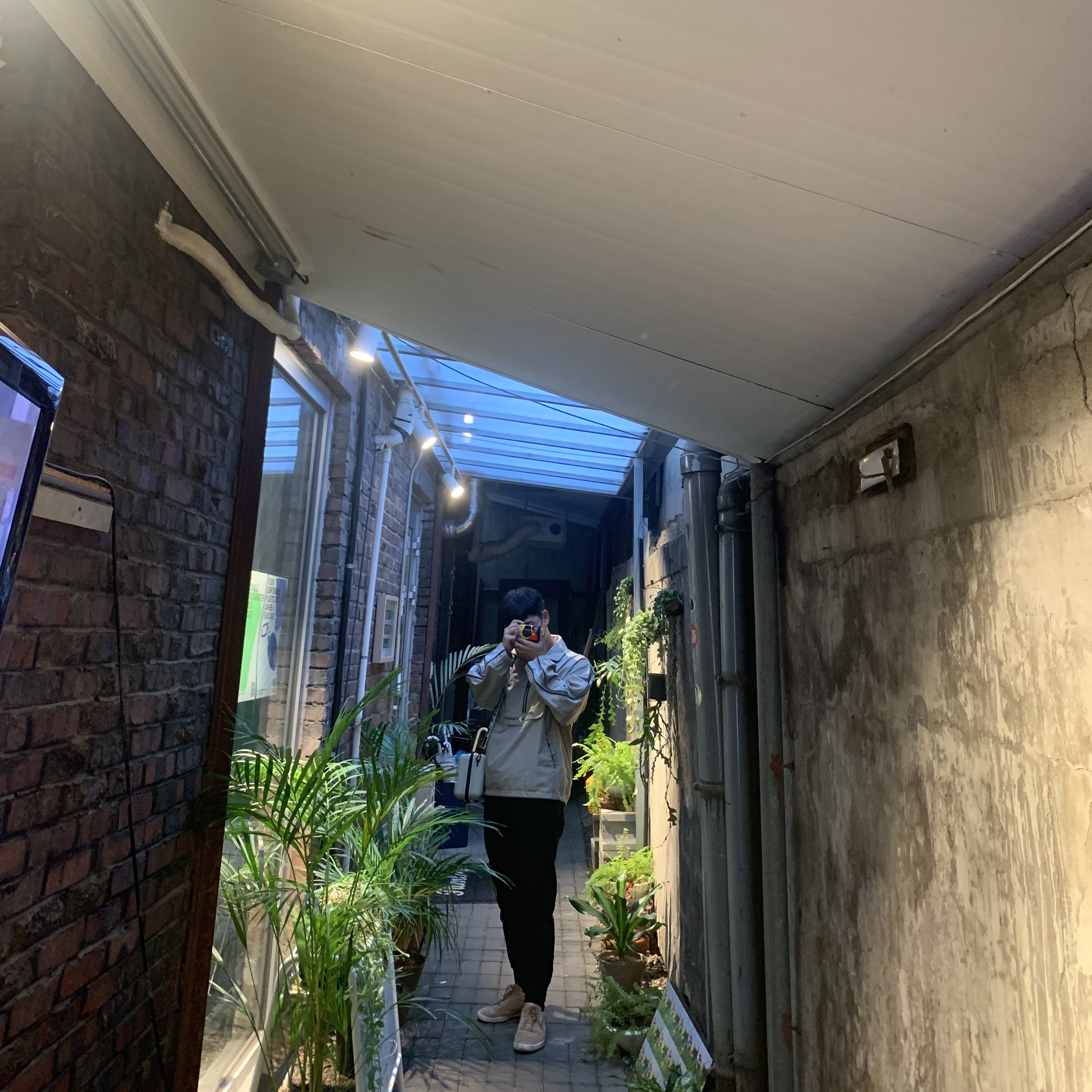 Off-White x Amore Pacific Protection Box (Without Cosmetics), Converse Run Star Hike Low Black 착용 스타일 - 2