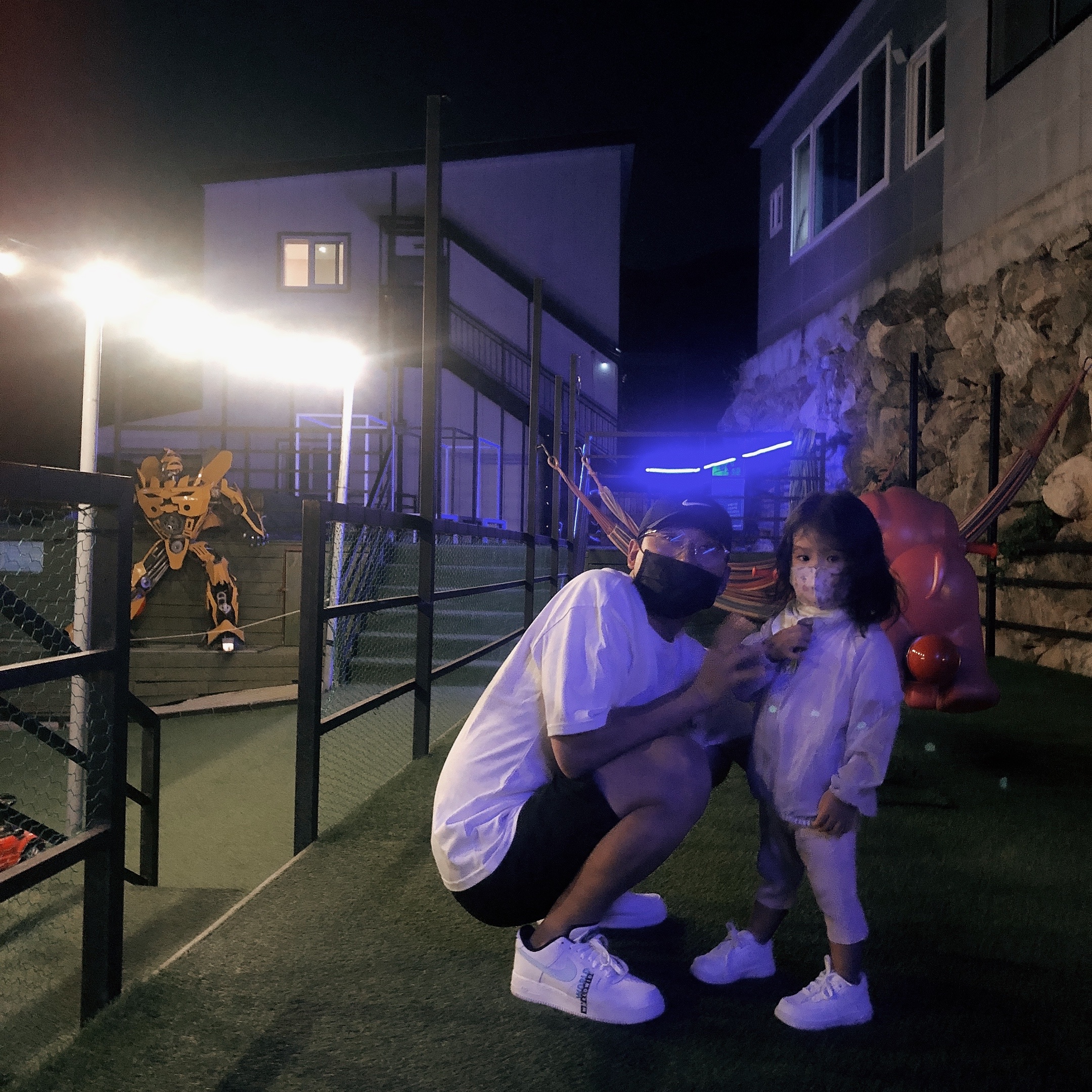 (TD) Nike Force 1 '06 Triple White, Nike Air Force 1 '07 LV8 Worldwide Pack Glacier Blue 착용 스타일 - 2