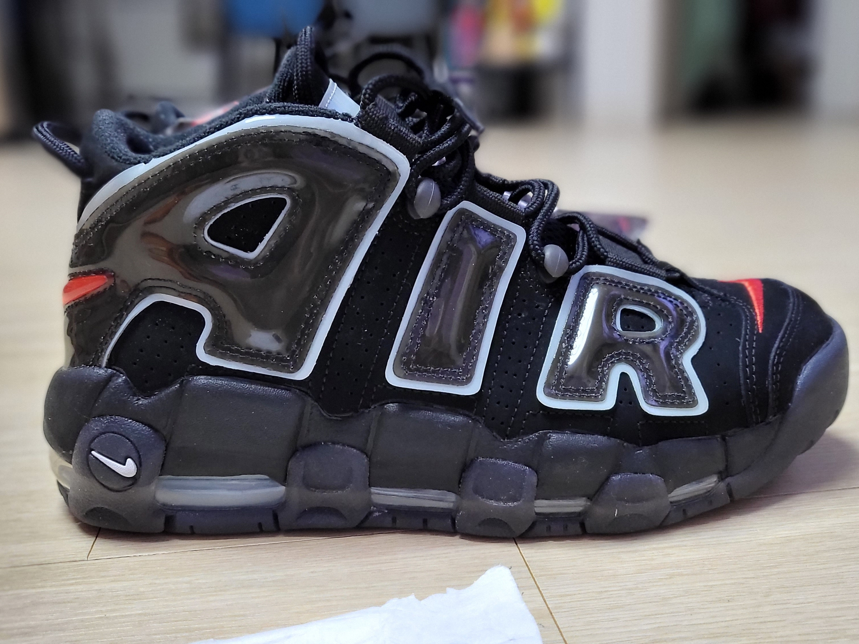 Nike Air More Uptempo 96 Maximum Volume 착용 스타일 - 3