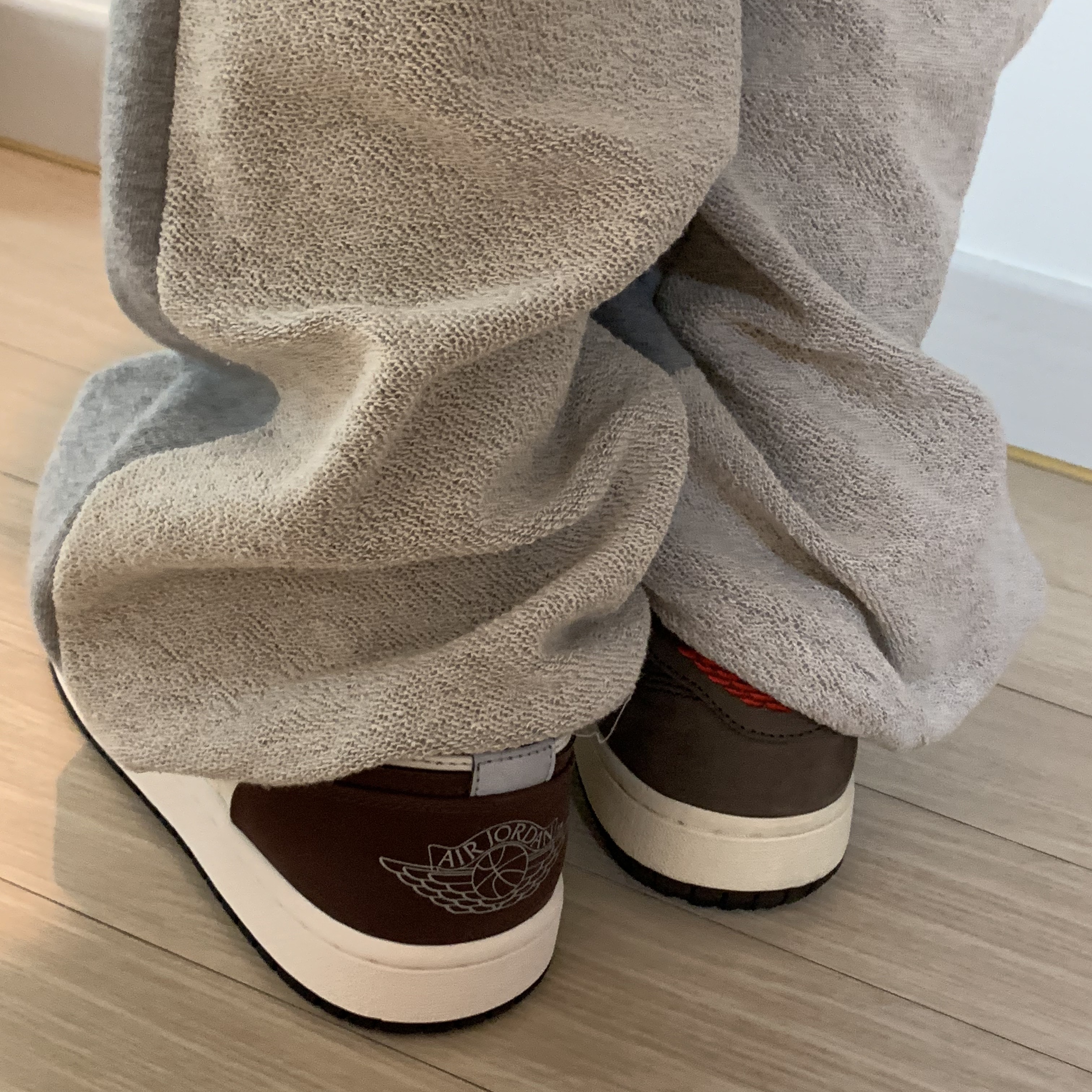 Jordan 1 Low SE Chocolate Bliss, Jordan 1 x Travis Scott Retro Low OG SP Mocha 착용 스타일 - 3