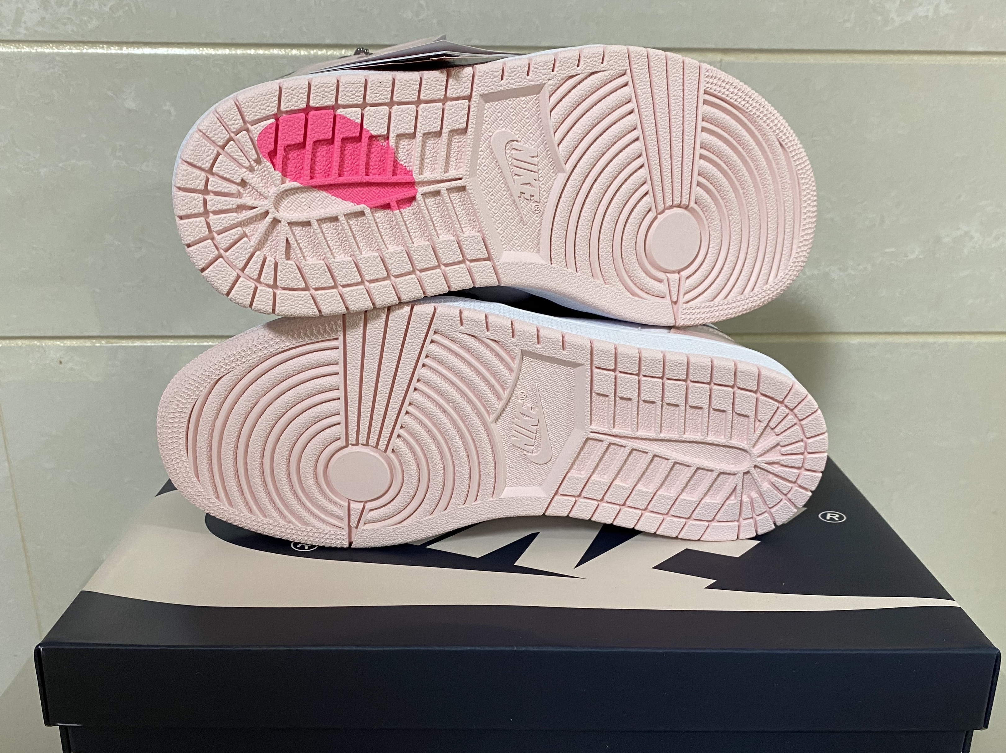 (W) Jordan 1 Retro High OG Atmosphere 착용 스타일 - 2